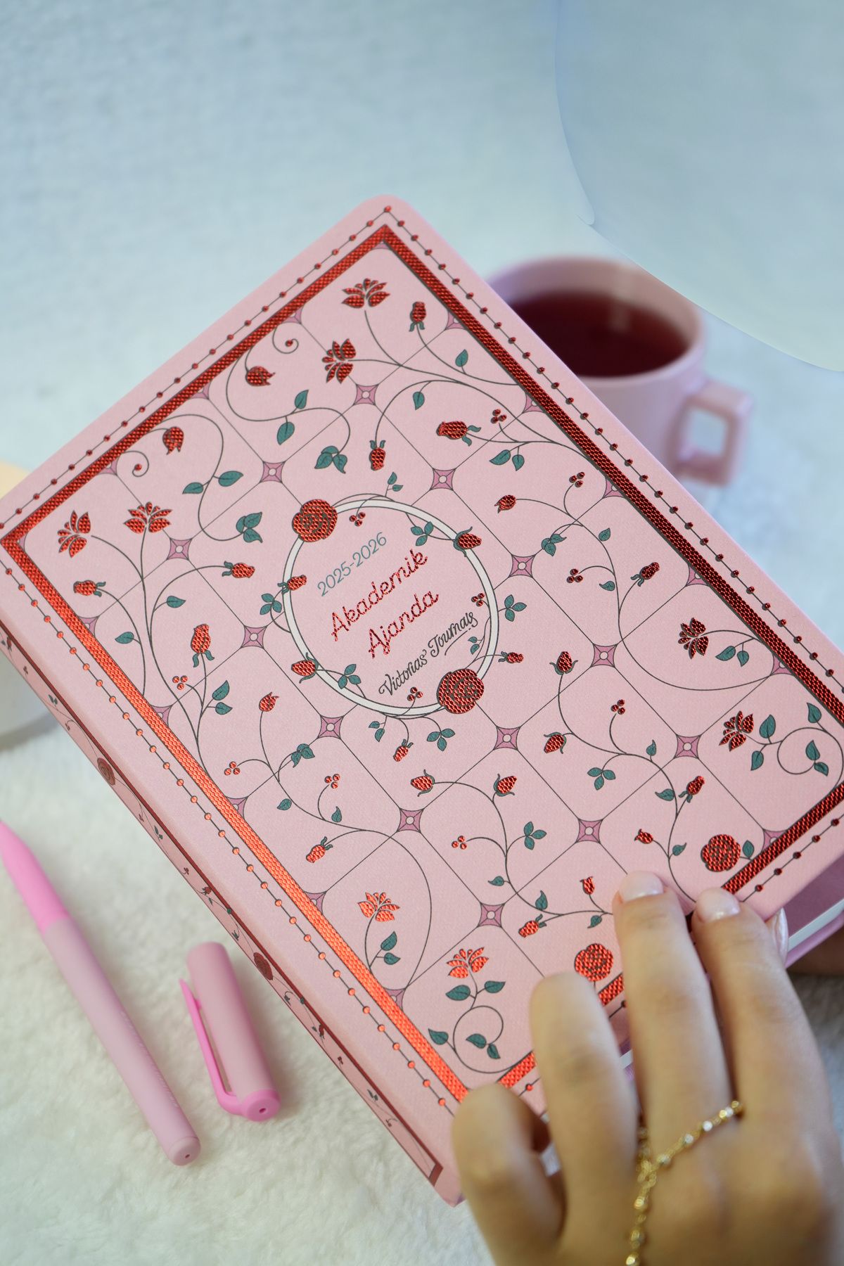 Victoria's Journals Sert Kapak A5 Akademik Ajanda 2025-2026. 100 gr. Kalın Ivory kağıt. Lastikli - Pink Grace