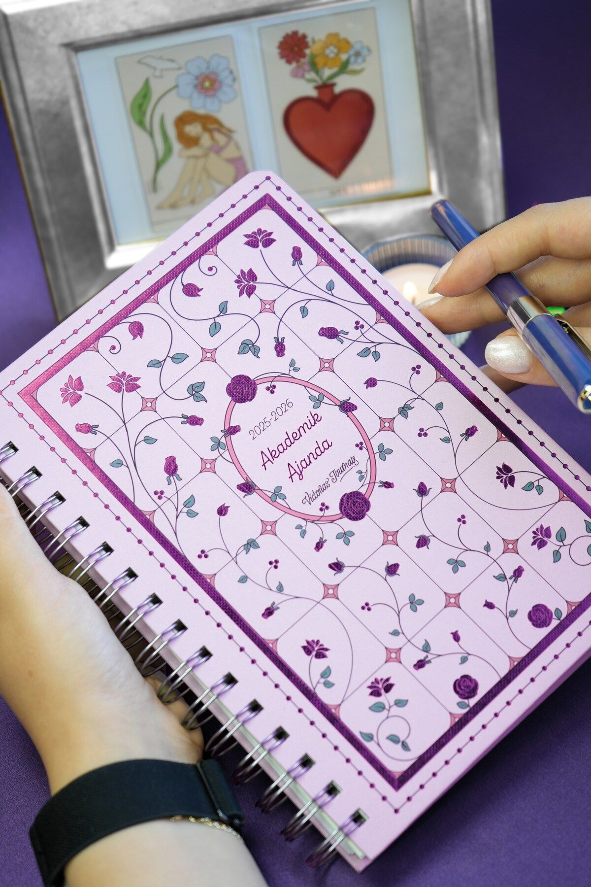 Victoria's Journals Akademik Ajanda-2025–2026 | A5 | Spiralli | Ayraçlı | Premium 100 gr. | Iris Veins