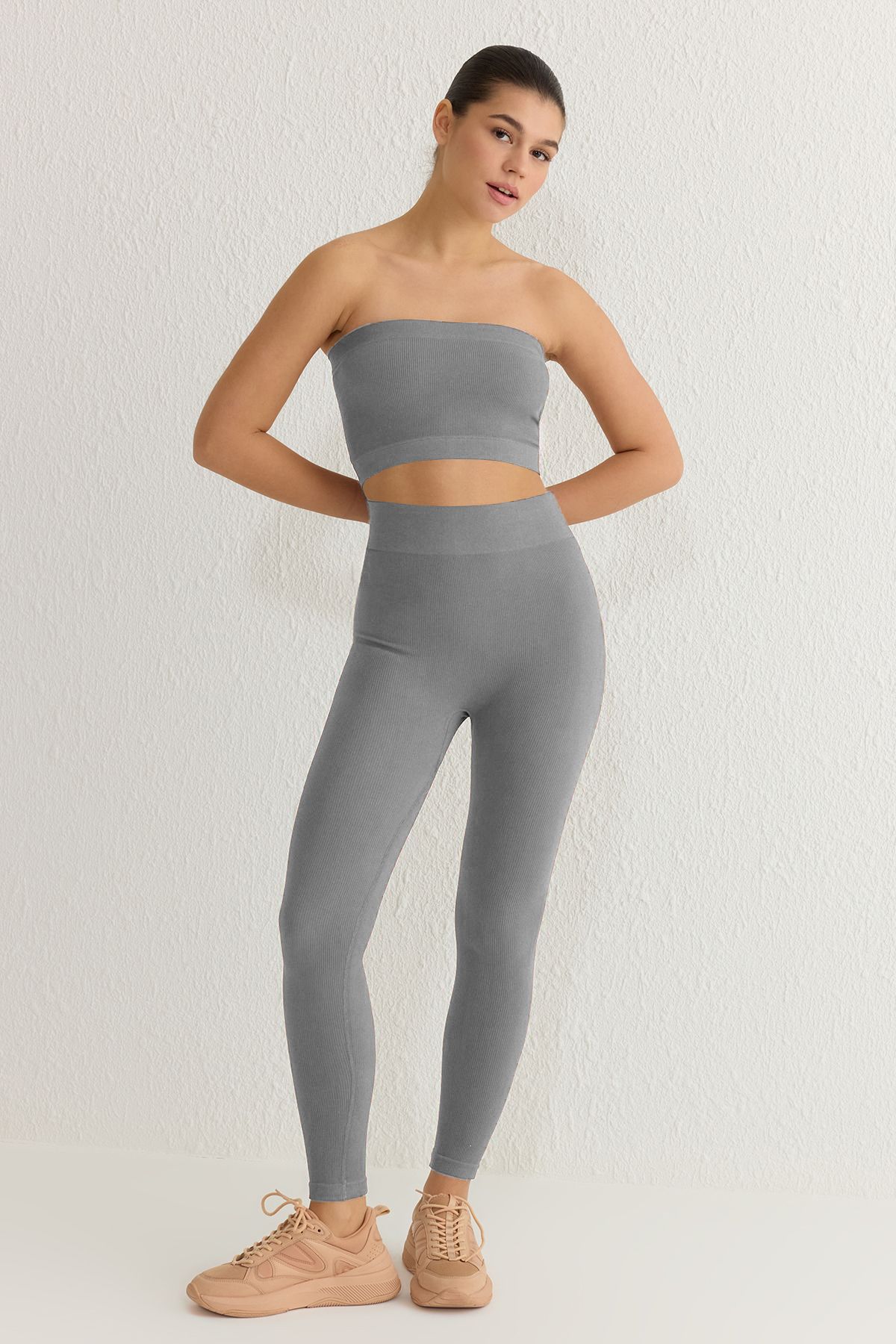 Trendyol Collection-Graue, nahtlos/nahtlos gestrickte Sport-Leggings in voller Länge TWOAW20TA0071 1