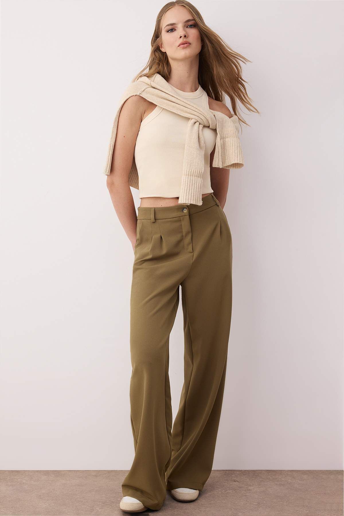 Kolekcia Trendyol Svetlé khaki skladané široké nohavice/s širokými nohavicami TWOAW25PL00109 Palazzo