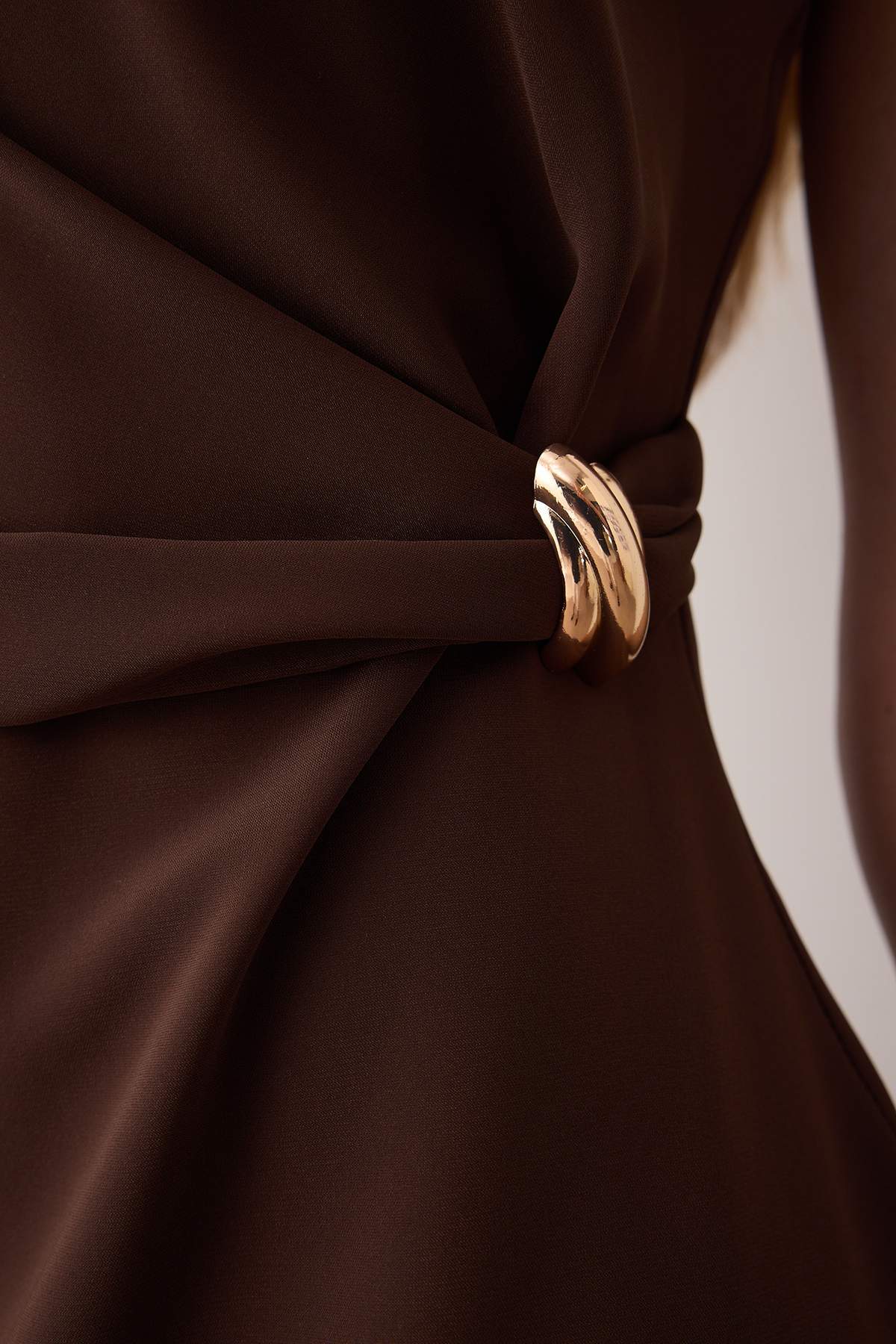 Trendyolmilla  Kahverengi Düz Vücudu Saran Aksesuar Detaylı Midi Dokuma Elbise TWOSS25EL00204 - Görsel 7