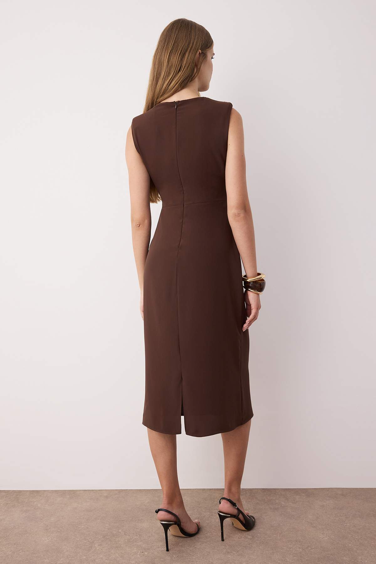Trendyolmilla  Kahverengi Düz Vücudu Saran Aksesuar Detaylı Midi Dokuma Elbise TWOSS25EL00204 - Görsel 8
