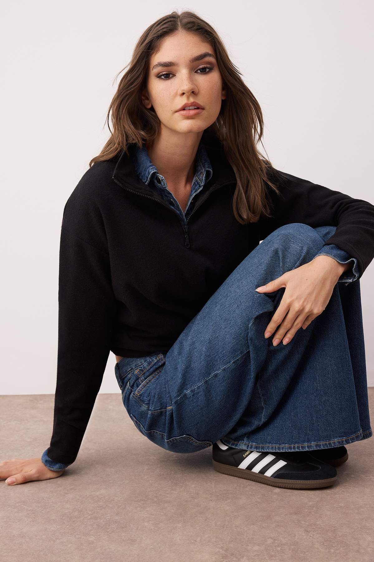 Trendyolmilla  Siyah Selanik/Triko Görünümlü Fermuarlı Yaka Regular/Normal Kalıp Örme Sweatshirt TWOAW22SW0732 - Görsel 2