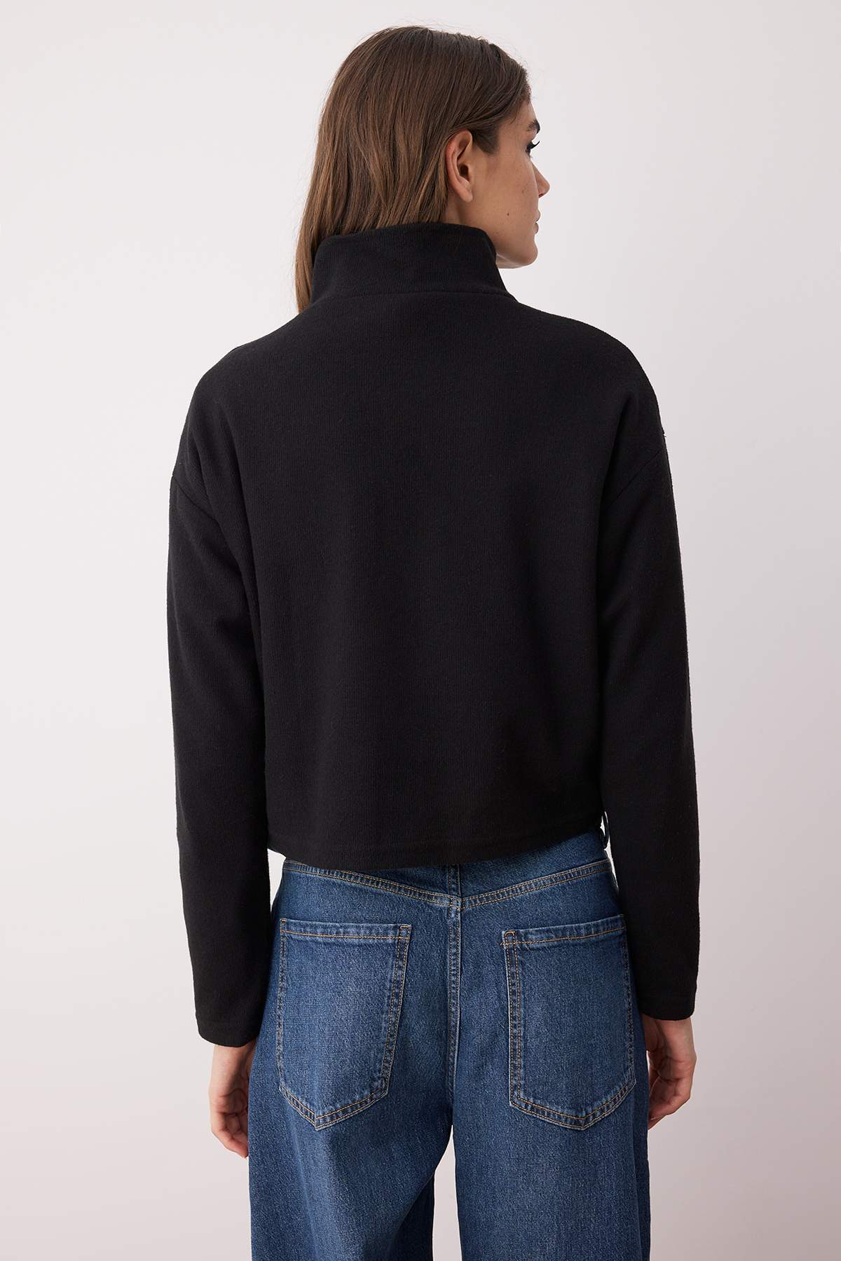 Trendyolmilla  Siyah Selanik/Triko Görünümlü Fermuarlı Yaka Regular/Normal Kalıp Örme Sweatshirt TWOAW22SW0732 - Görsel 4