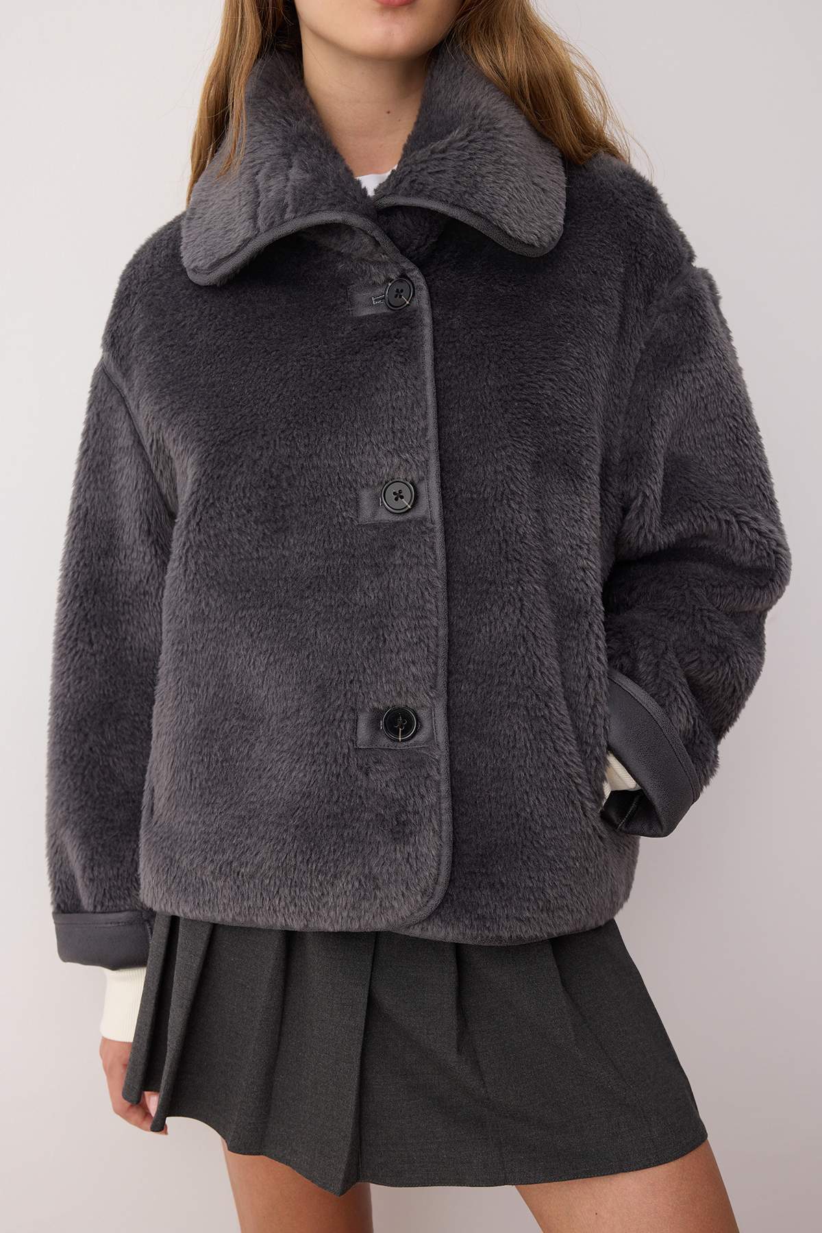 Trendyol Collection Antracytowy, oversize'owy, formowany, pluszowy płaszcz TWOAW26MO00062