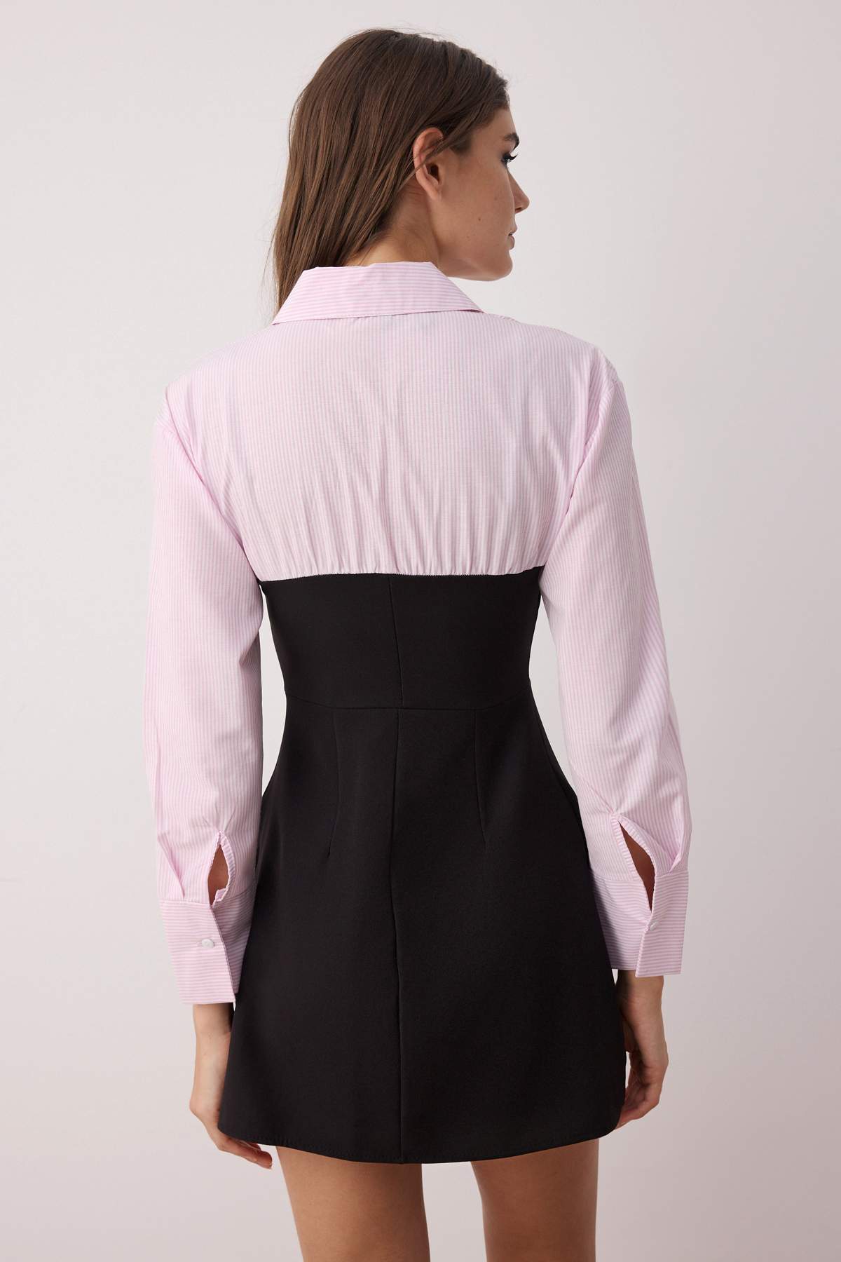 Trendyol Collection-Rosa, schlichtes, trägerloses, detailreiches Finike Mini-Hemdkleid aus Webstoff mit Bodycone-Muster TWOSS24EL00751 4