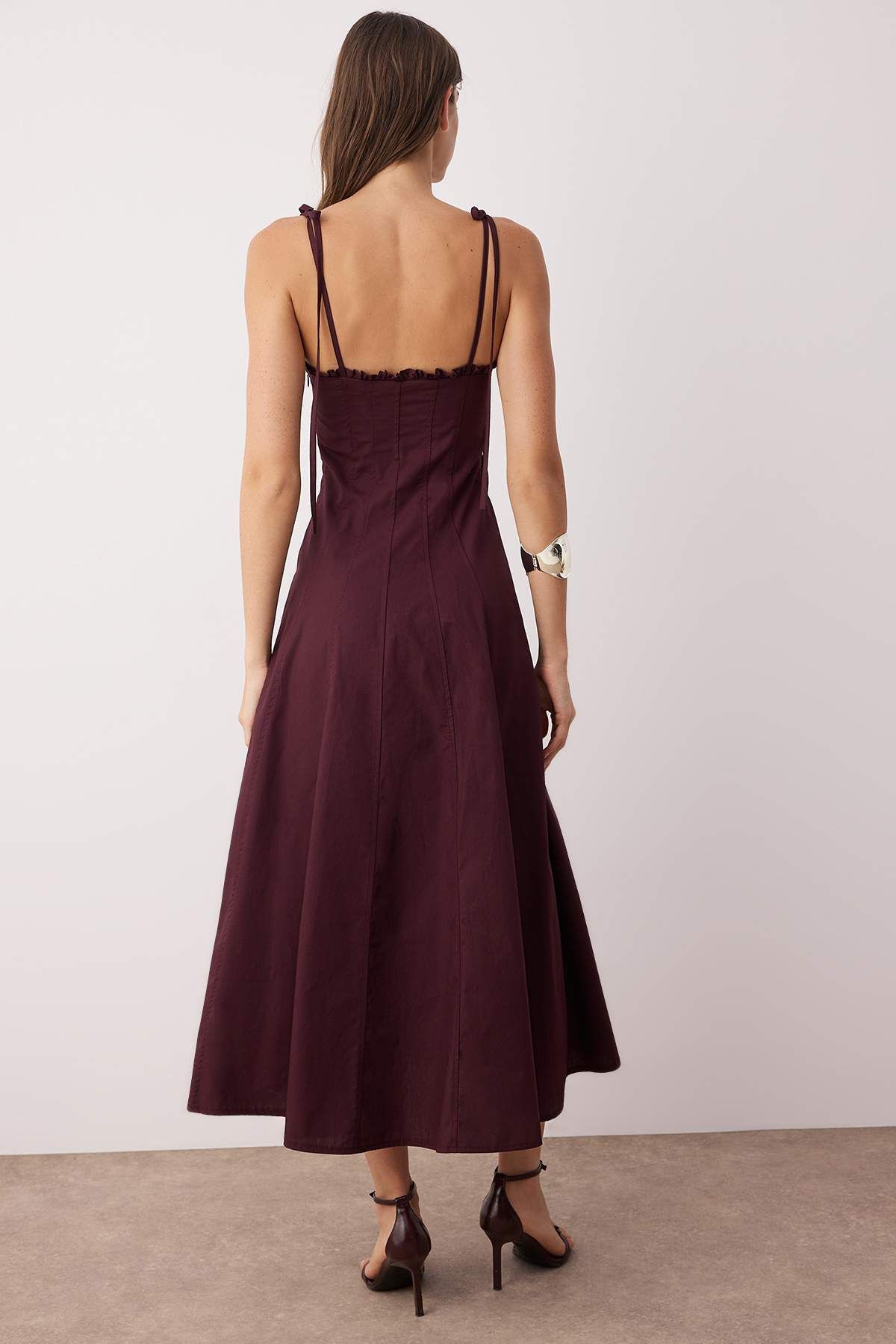 Trendyol Collection-Tmavě vínové tkané maxi šaty s výstřihem v pase TWOSS25EL00870 4