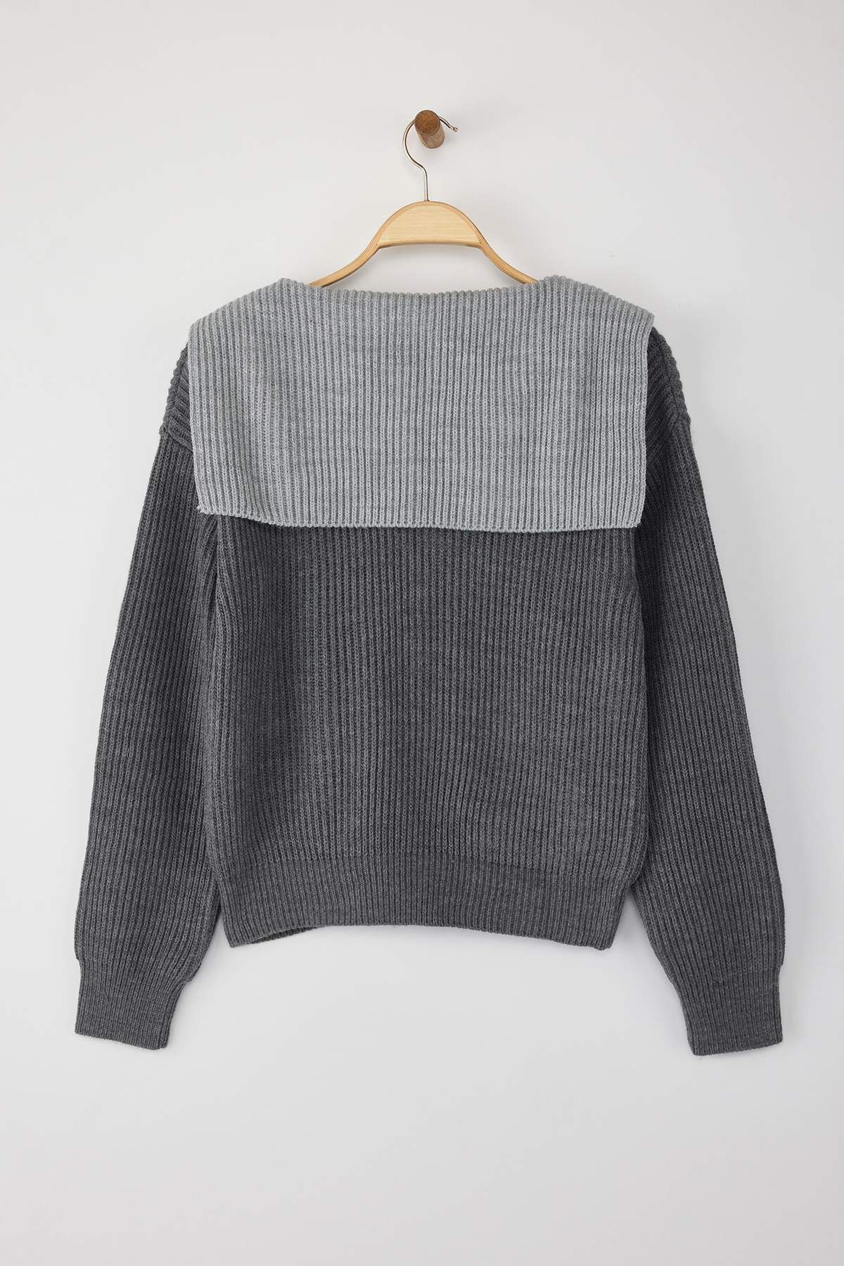 Trendyol Collection-Anthracite Color Block Turn-Down Collar Detail Soft Texture Knitwear Cardigan Twoaw26Hi00059 6