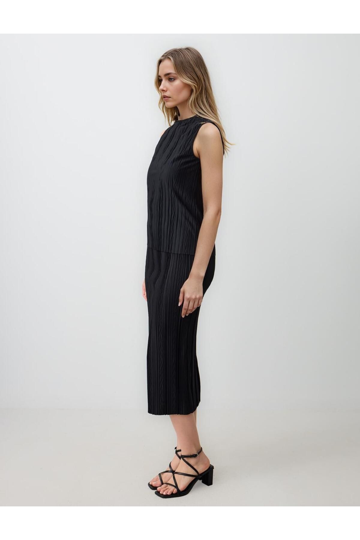 Jimmy Key-Black Straight Cut Regular Waist Pleated Knitted Midi Skirt 3