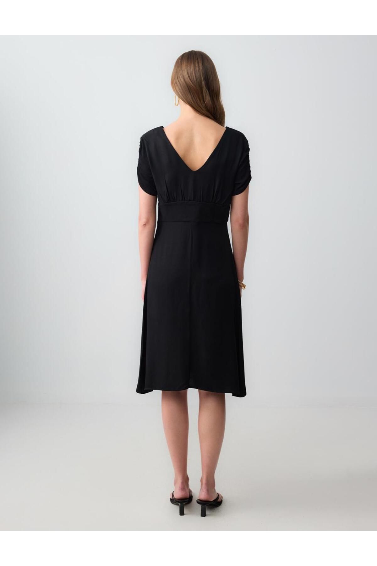 Jimmy Key-Black V-Neck Short Sleeve Midi Knitted Dress 5