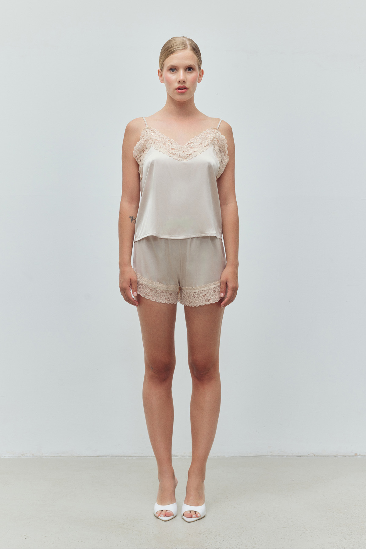 Bohai Design İpek Saten Bej Renk Dantelli ve Şortlu Bluz Alt-Üst Gecelik Takımı