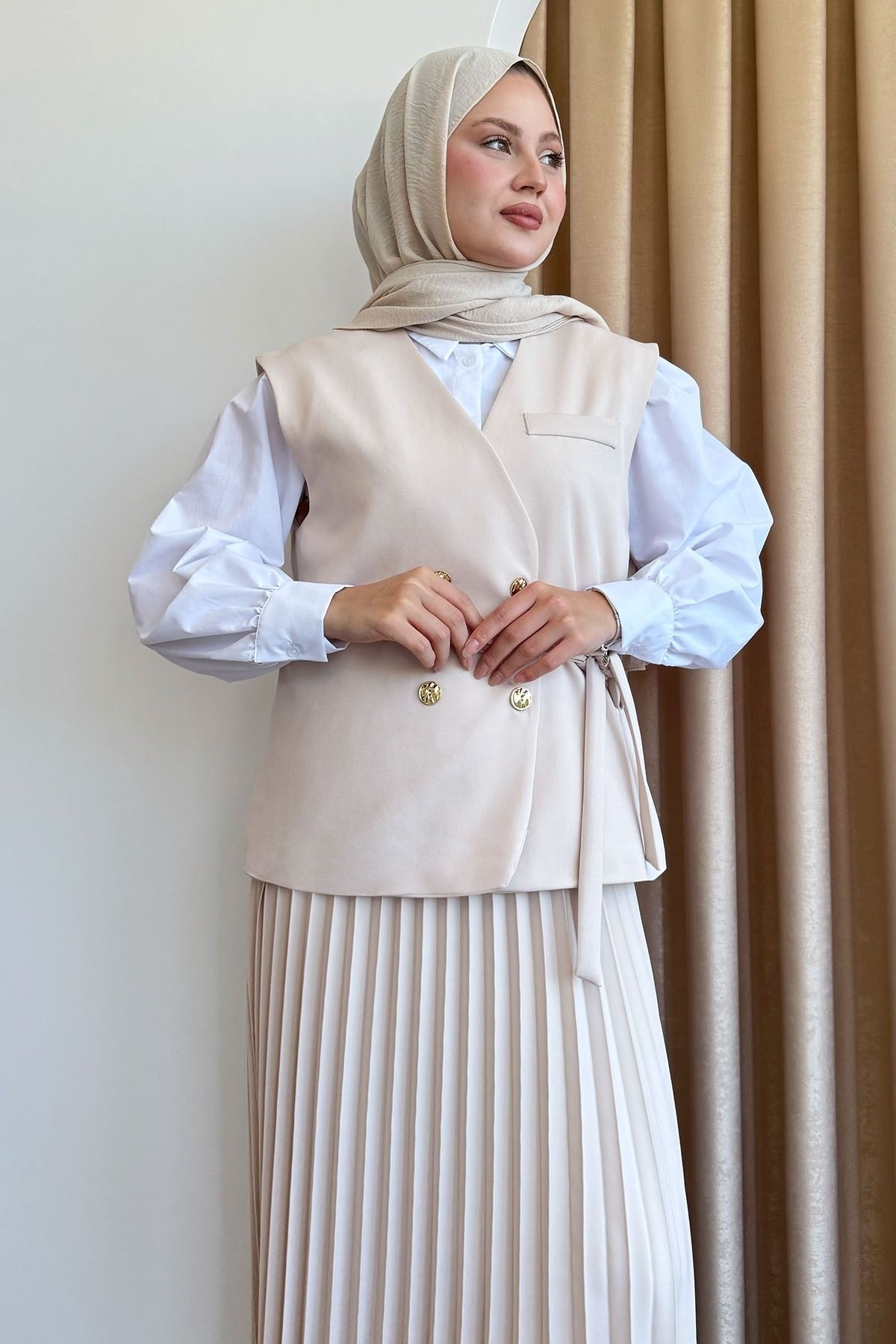 InStyle-Set bej cu vestă și fustă plisată 4