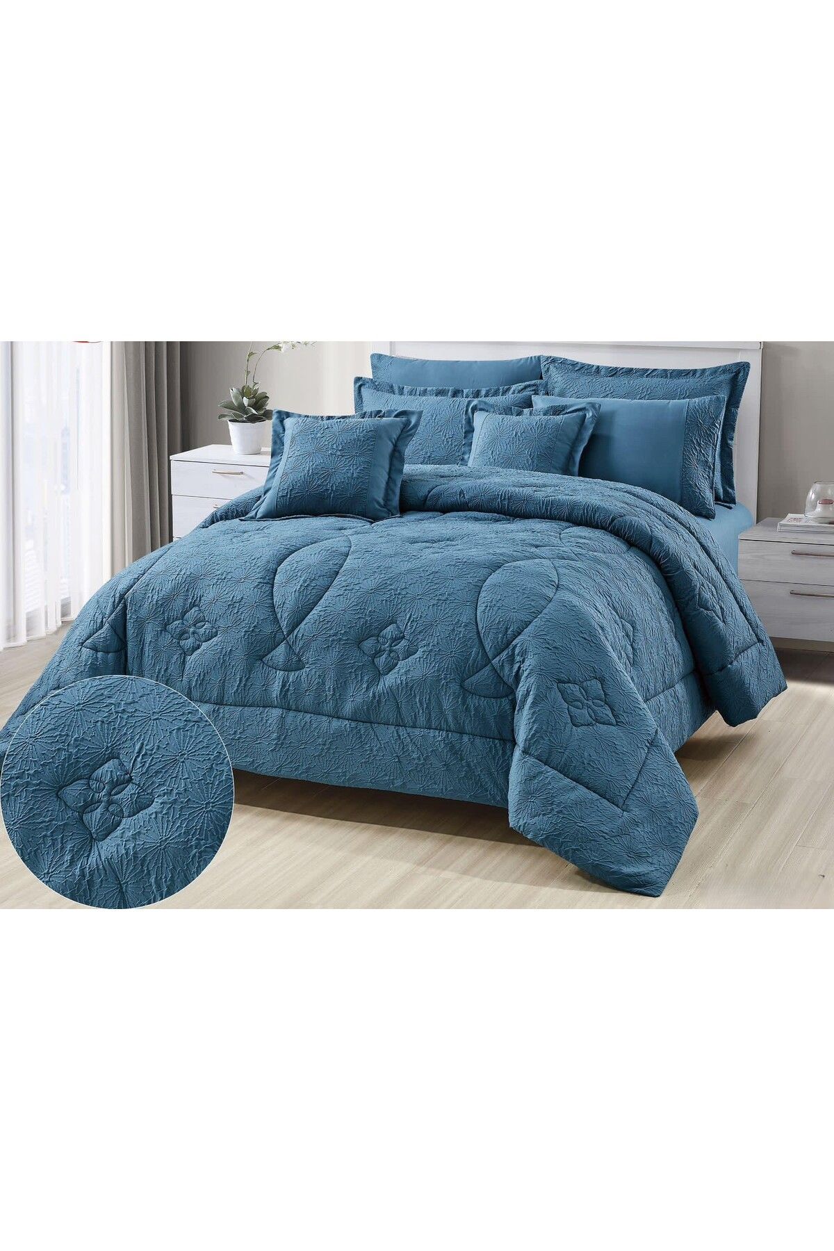 RedRosa-Plain king-size bedspread with a pattern that adds beauty and elegance to your room's decor. Duvet size: 260x240 cm. 1