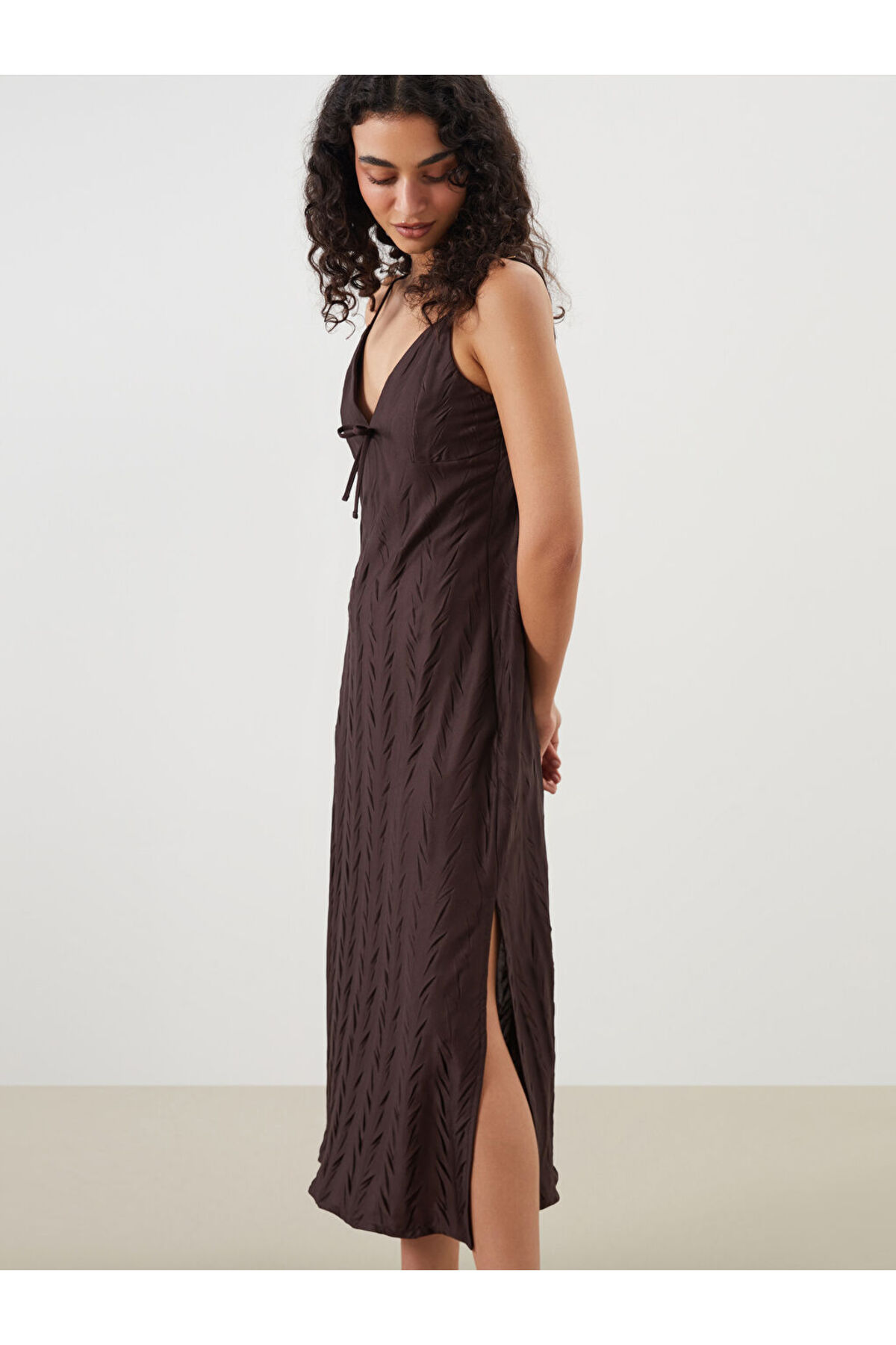 LC Waikiki V Yaka Dokulu Askılı Kadın Gecelik