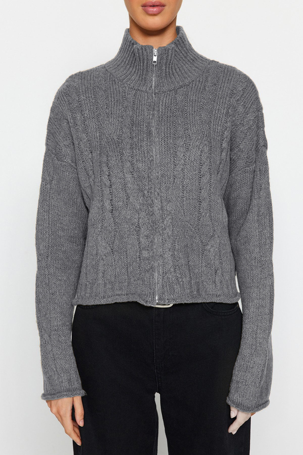 Trendyolmilla  Antrasit Crop Yumuşak Dokulu Fermuarlı Saç Örgülü Triko Hırka TWOAW24HI00202 - Görsel 3