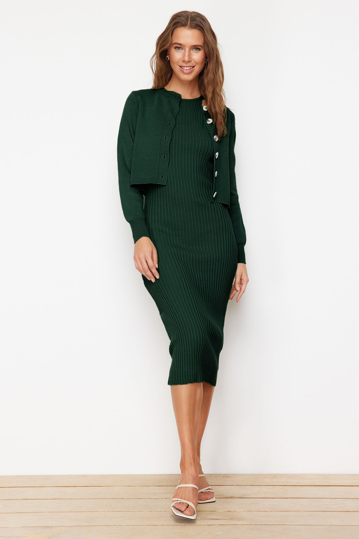 Trendyol Collection Smaragdgrünes 2-teiliges Midi-Strick-Basic-Kleid mit Cardigan TWOSS23EL00738