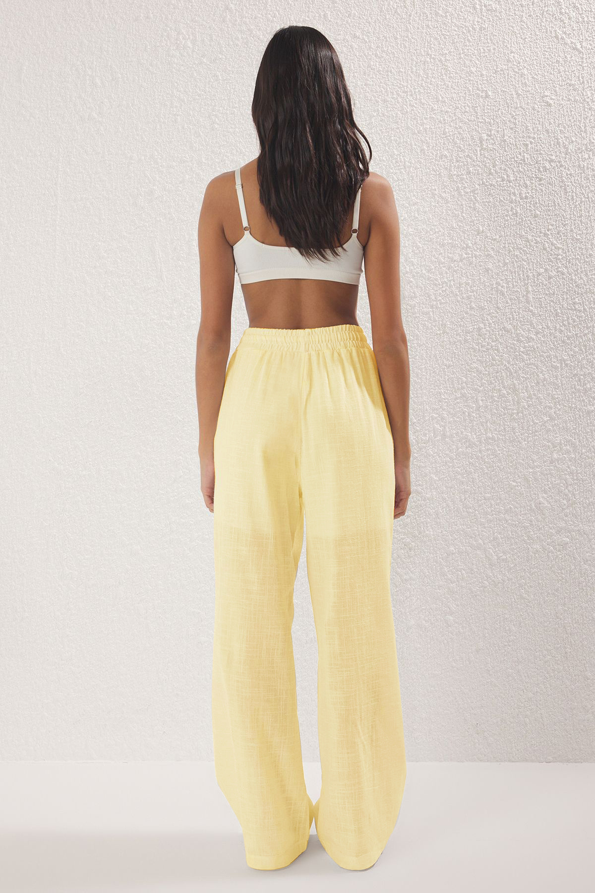 Trendyolmilla  Açık Sarı Keten Görünümlü Wide Leg/Geniş Paça Şort Astarlı Beli Lastikli Pantolon TWOSS25PL00121 - Görsel 4