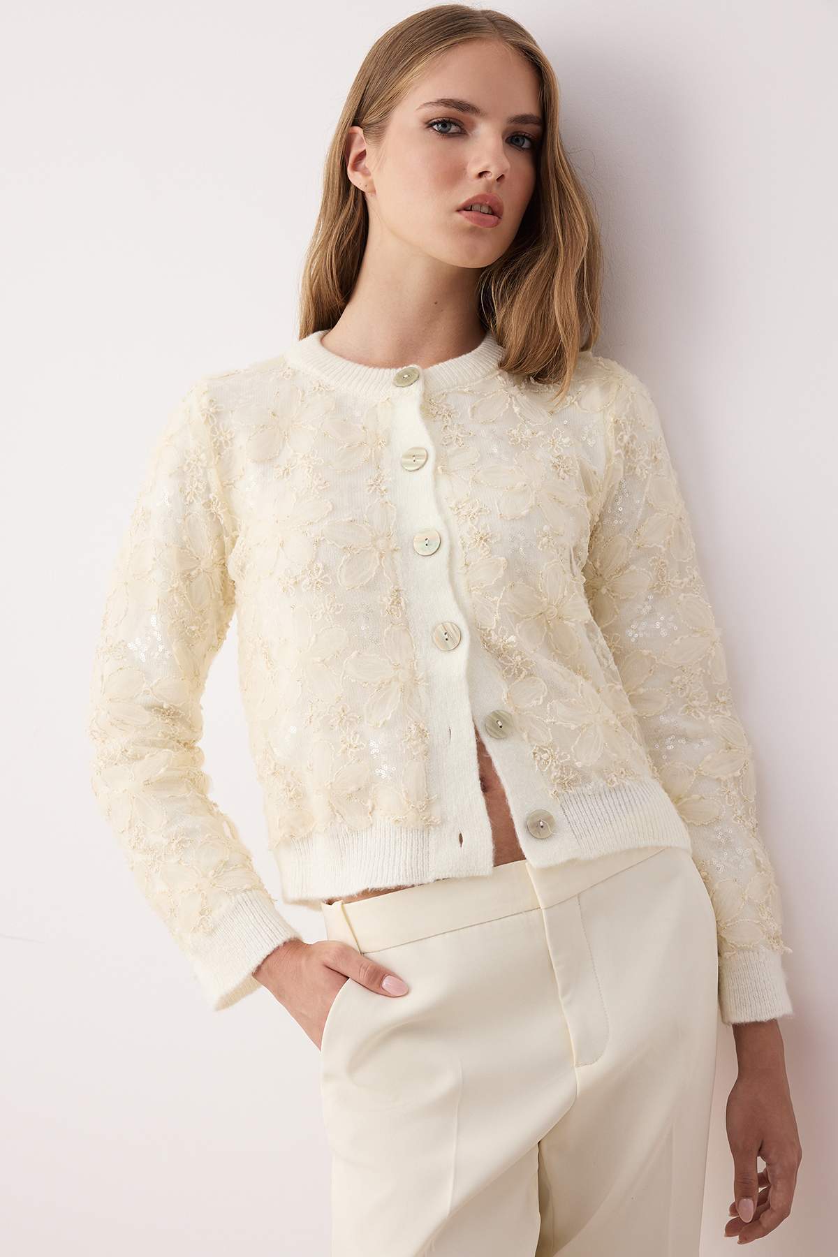 Trendyolmilla  Ekru Dantel Garnili Yumuşak Dokulu Triko Hırka TWOAW26HI00024 - Görsel 2