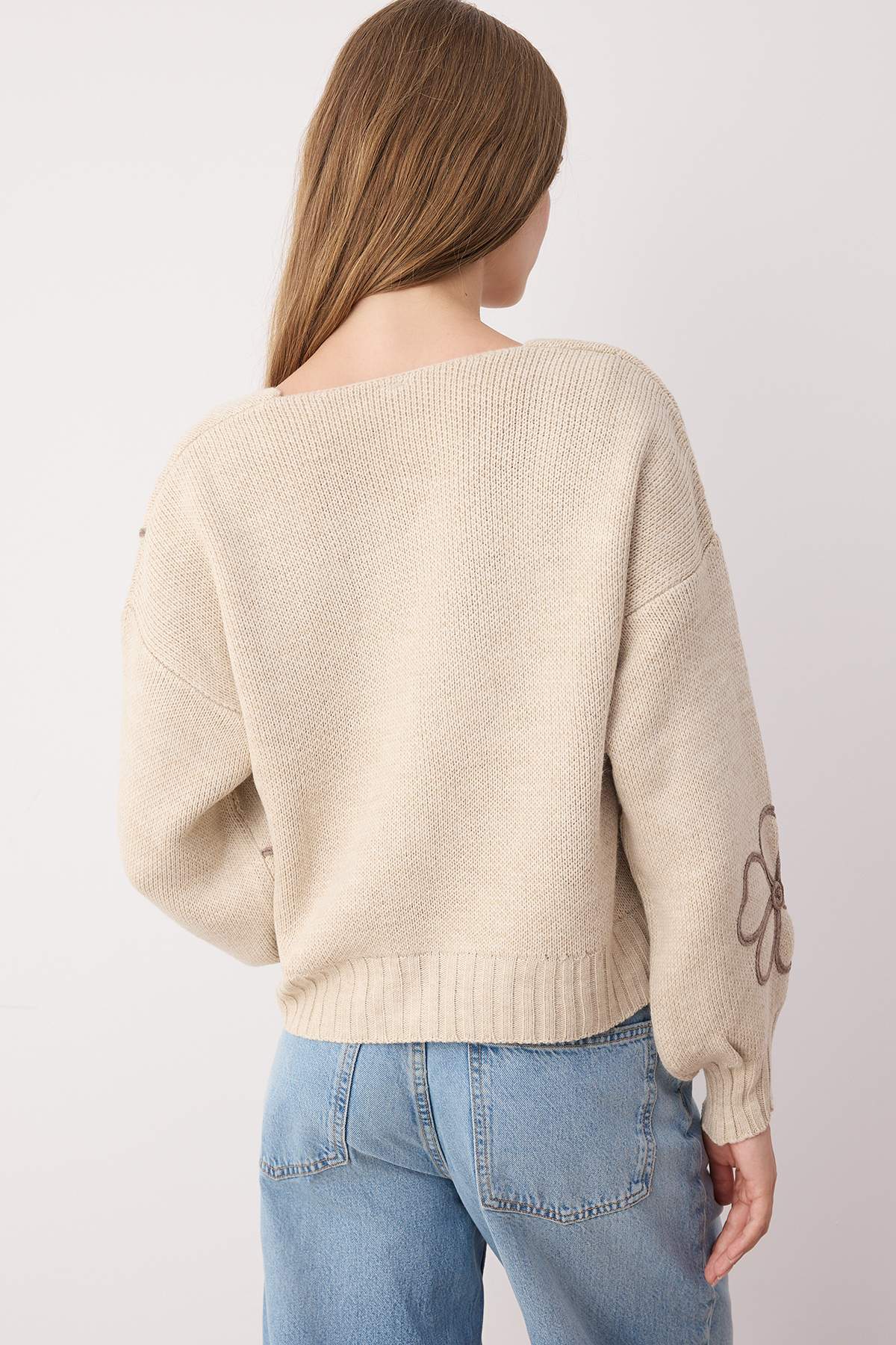 Trendyolmilla  Bej Nakış Detaylı V Yaka Triko Hırka TWOAW25HI00291 - Görsel 4