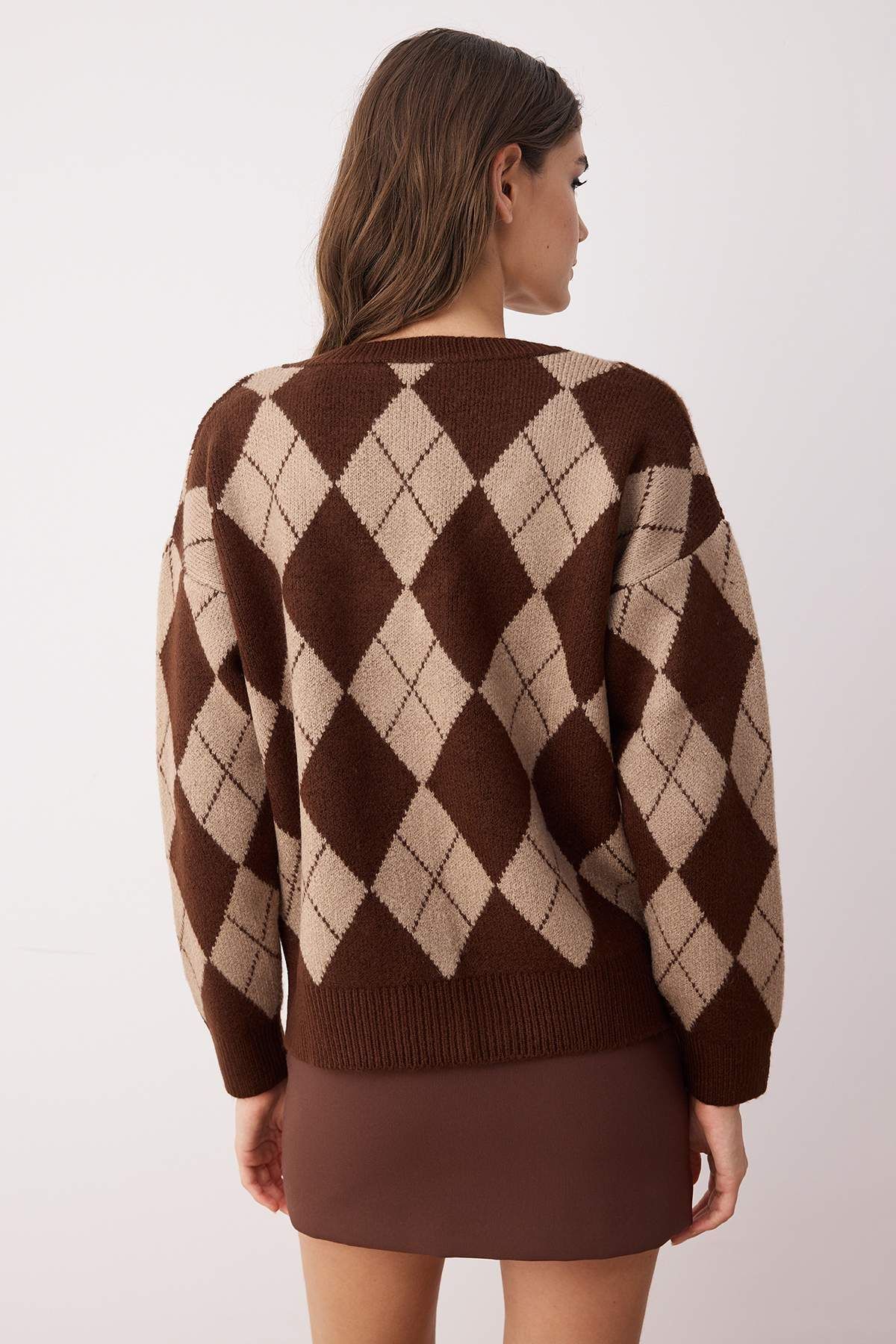 Trendyol Collection-Dunkelbrauner, weicher, strukturierter Baklava-Strickpullover mit V-Ausschnitt TWOAW25KZ00200 4