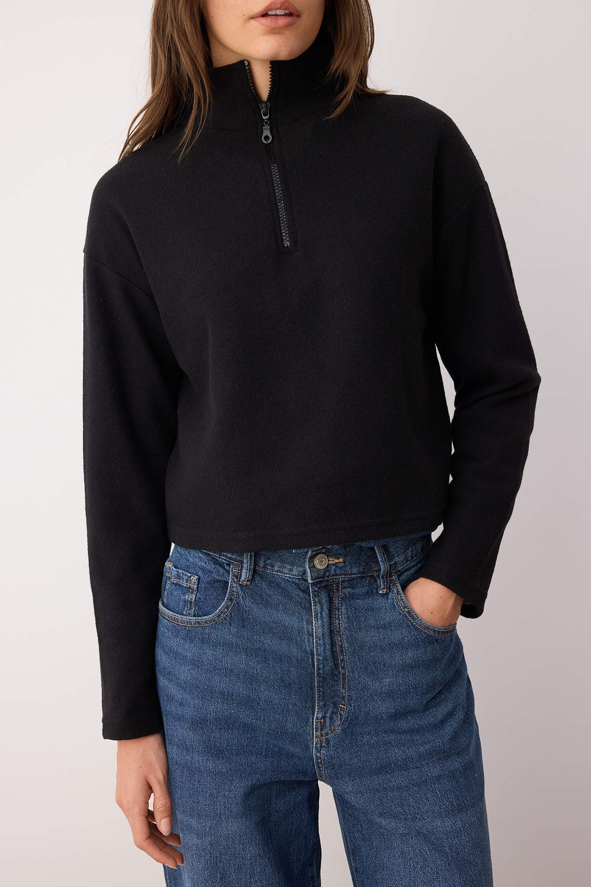 Trendyolmilla  Siyah Selanik/Triko Görünümlü Fermuarlı Yaka Regular/Normal Kalıp Örme Sweatshirt TWOAW22SW0732 - Görsel 3