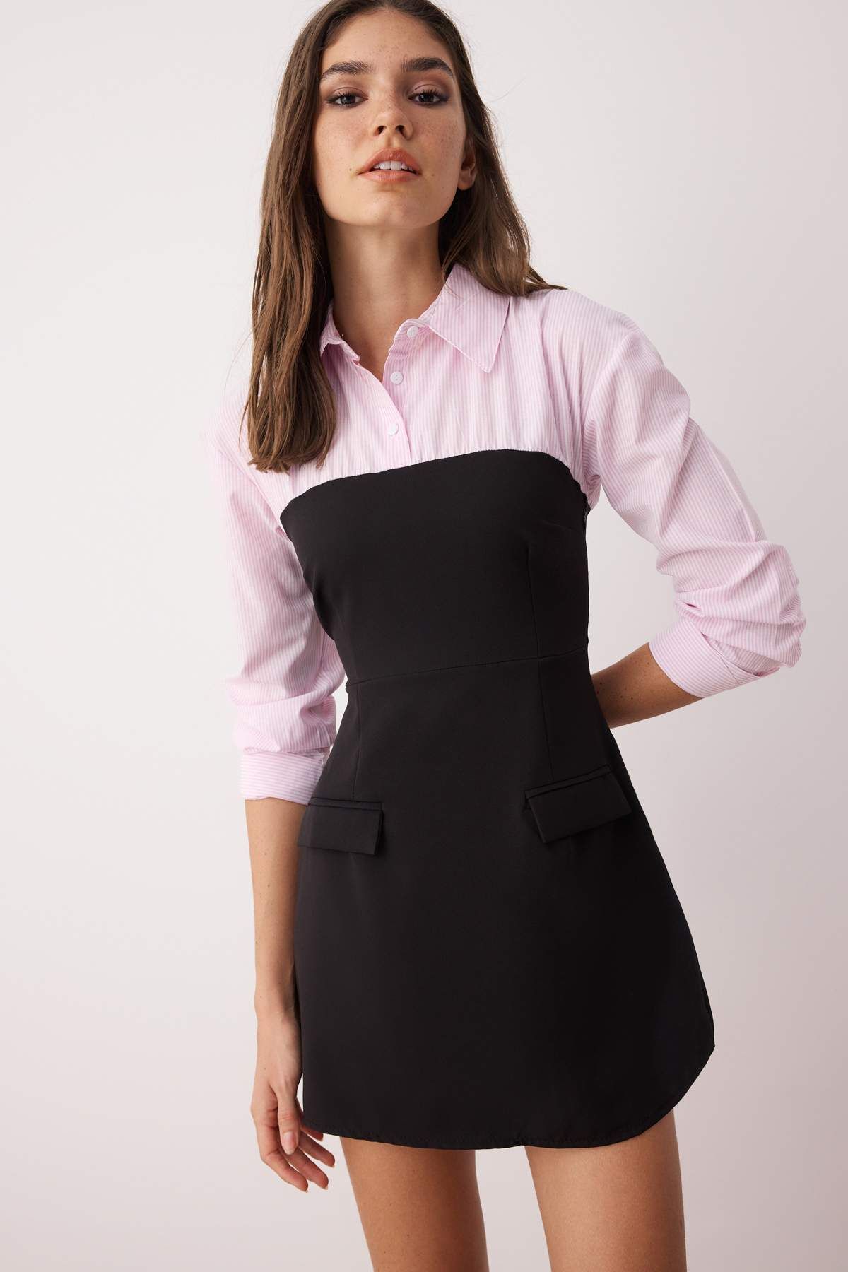 Trendyol Collection-Rosa, schlichtes, trägerloses, detailreiches Finike Mini-Hemdkleid aus Webstoff mit Bodycone-Muster TWOSS24EL00751 3