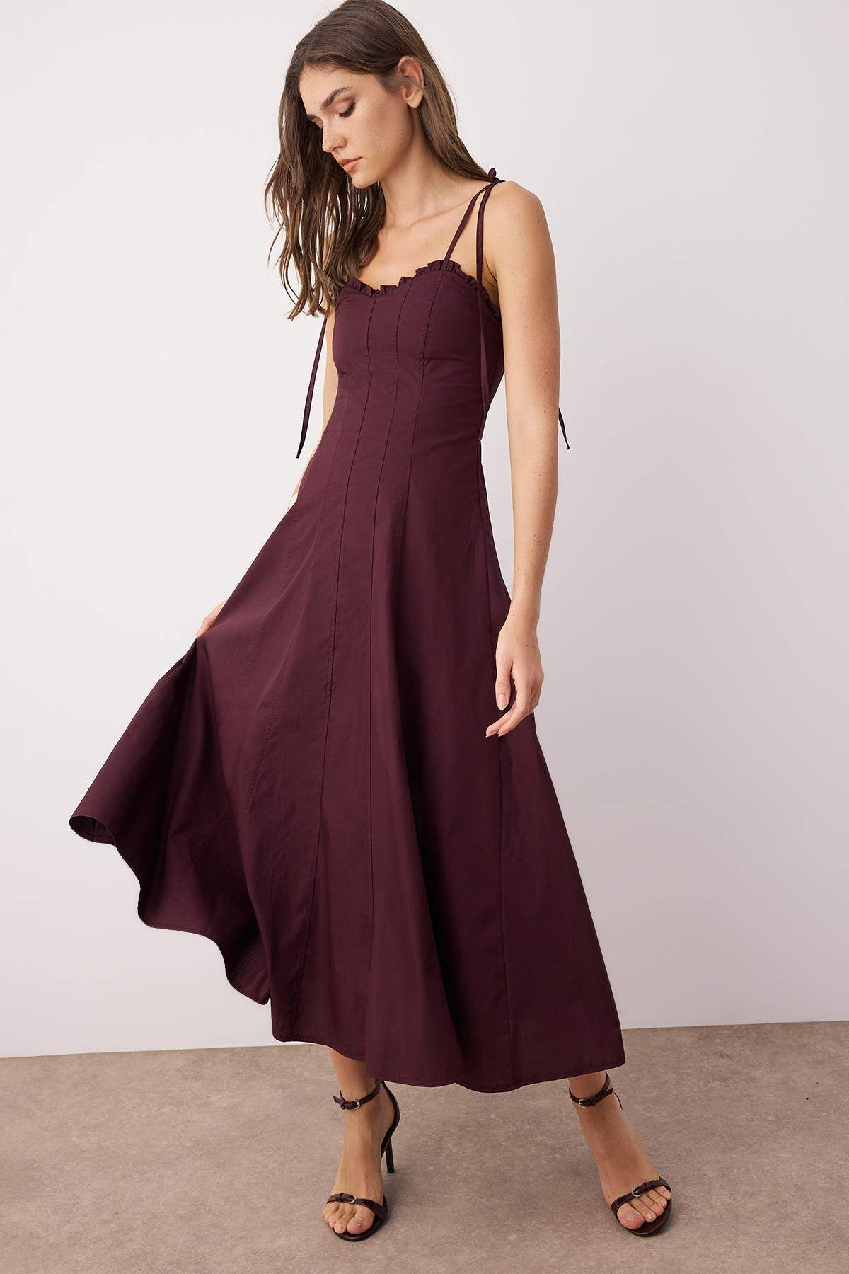 Trendyol Collection-Tmavě vínové tkané maxi šaty s výstřihem v pase TWOSS25EL00870 2