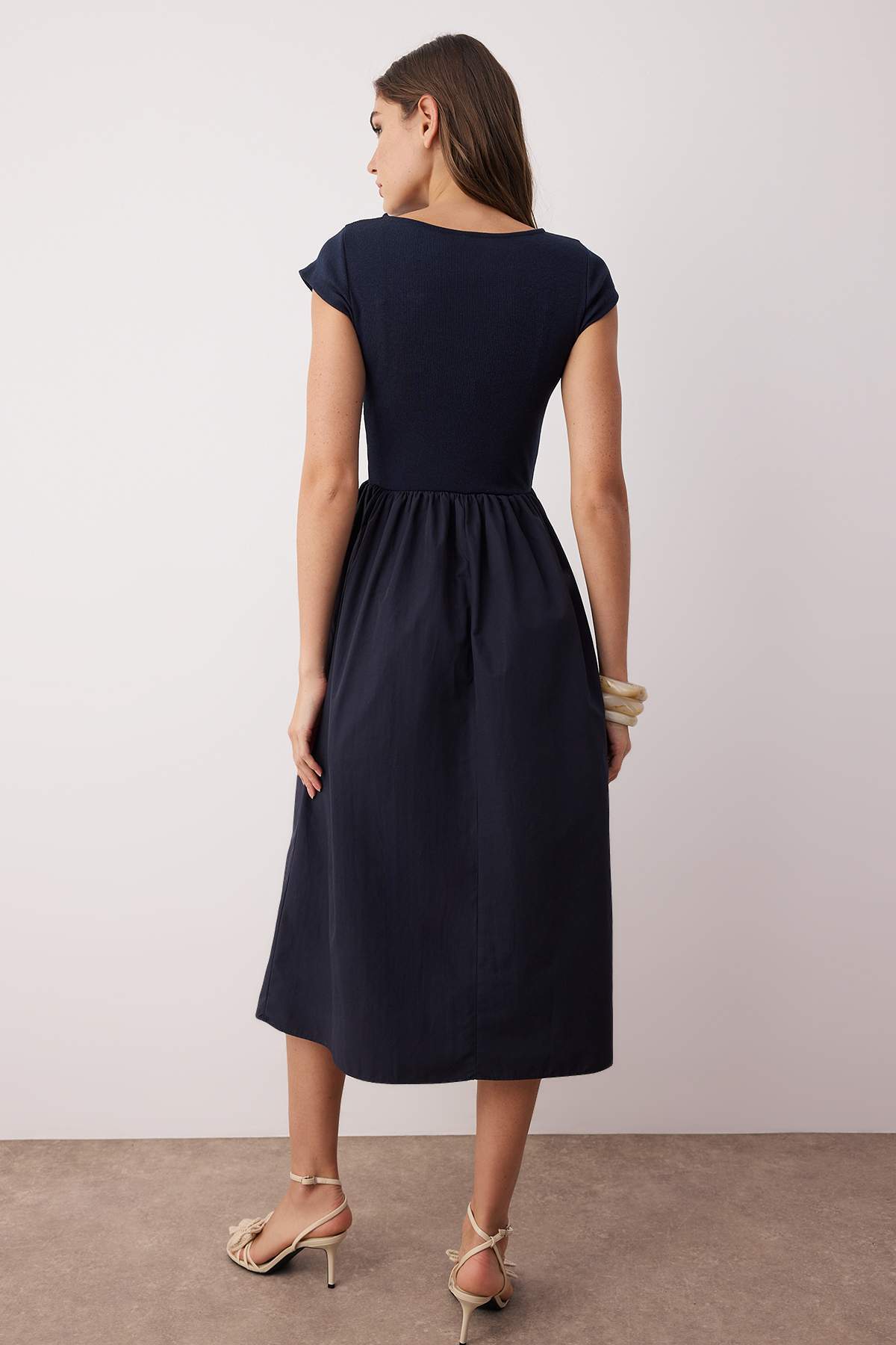 Marineblaues Oberteil mit dehnbarem, geripptem Unterteil, breites, kontrastierendes Webkleid aus Frottee TWOSS25EL00873