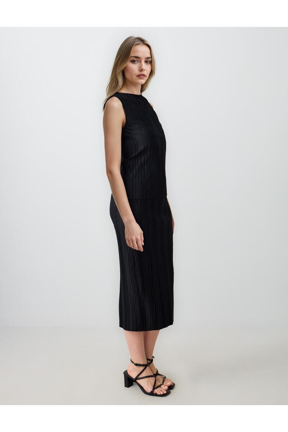 Jimmy Key-Black Straight Cut Regular Waist Pleated Knitted Midi Skirt 2