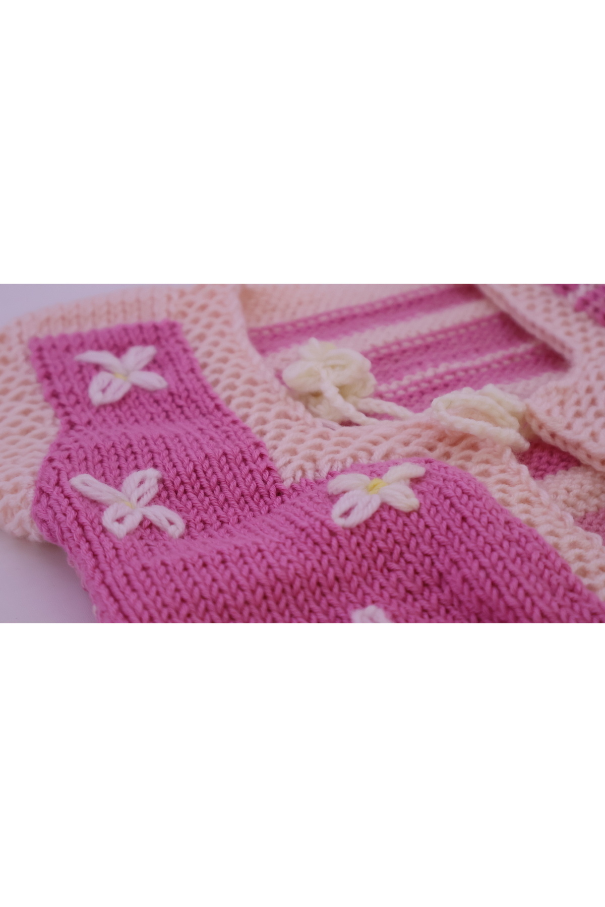 Mersin Alzheimer Derneği Pembe Tonlarında Çiçek Desenli Kız Çocuk 3-6 ay El Örgüsü Yelek 32*26 cm fotoğrafı 3 (önizleme)