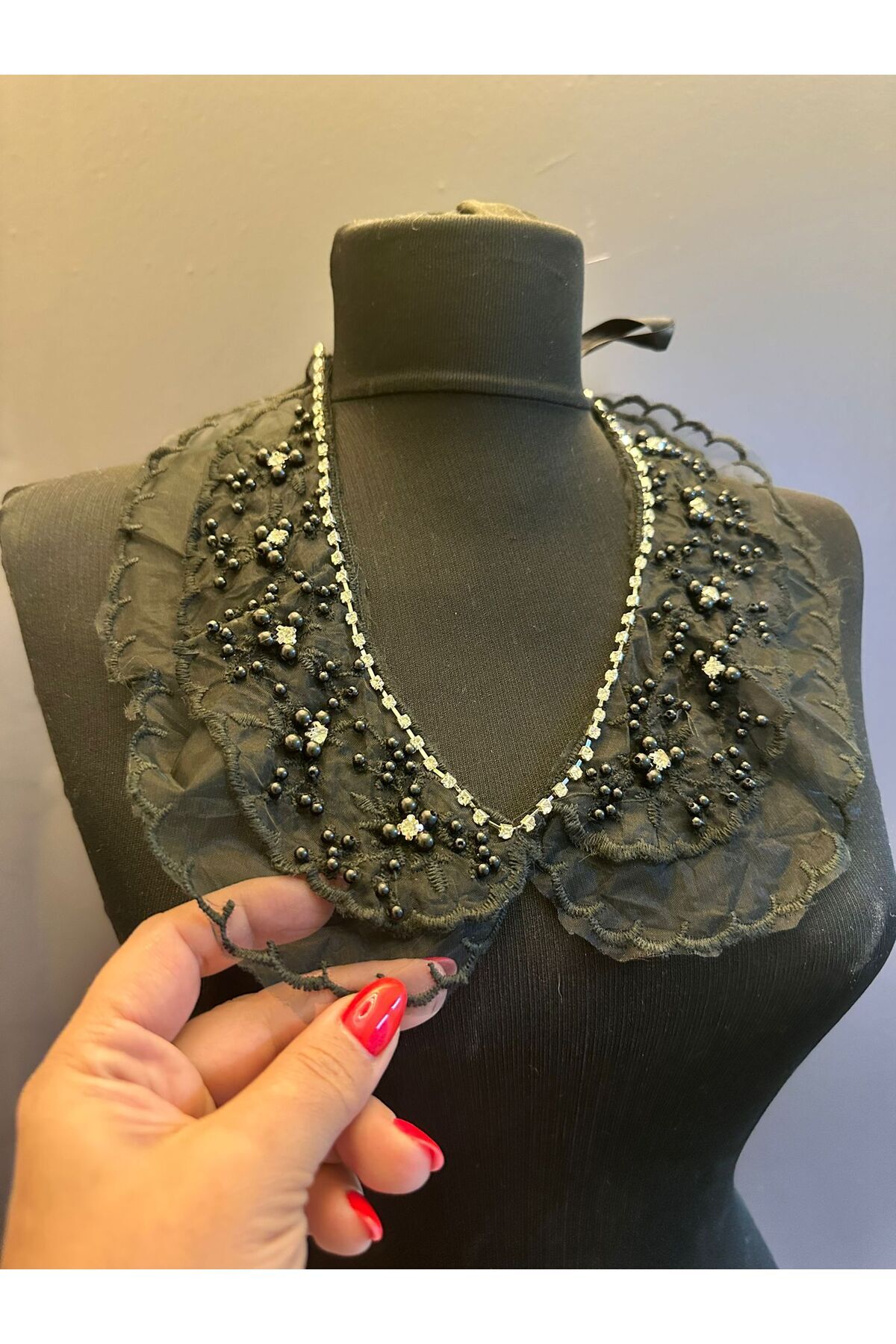 Gönülden Tasarım BONCUK TAŞ İŞLEME BAĞLAMA YAKA DİKİŞ GİYİM AKSESUARI 25X10 CM Siyah