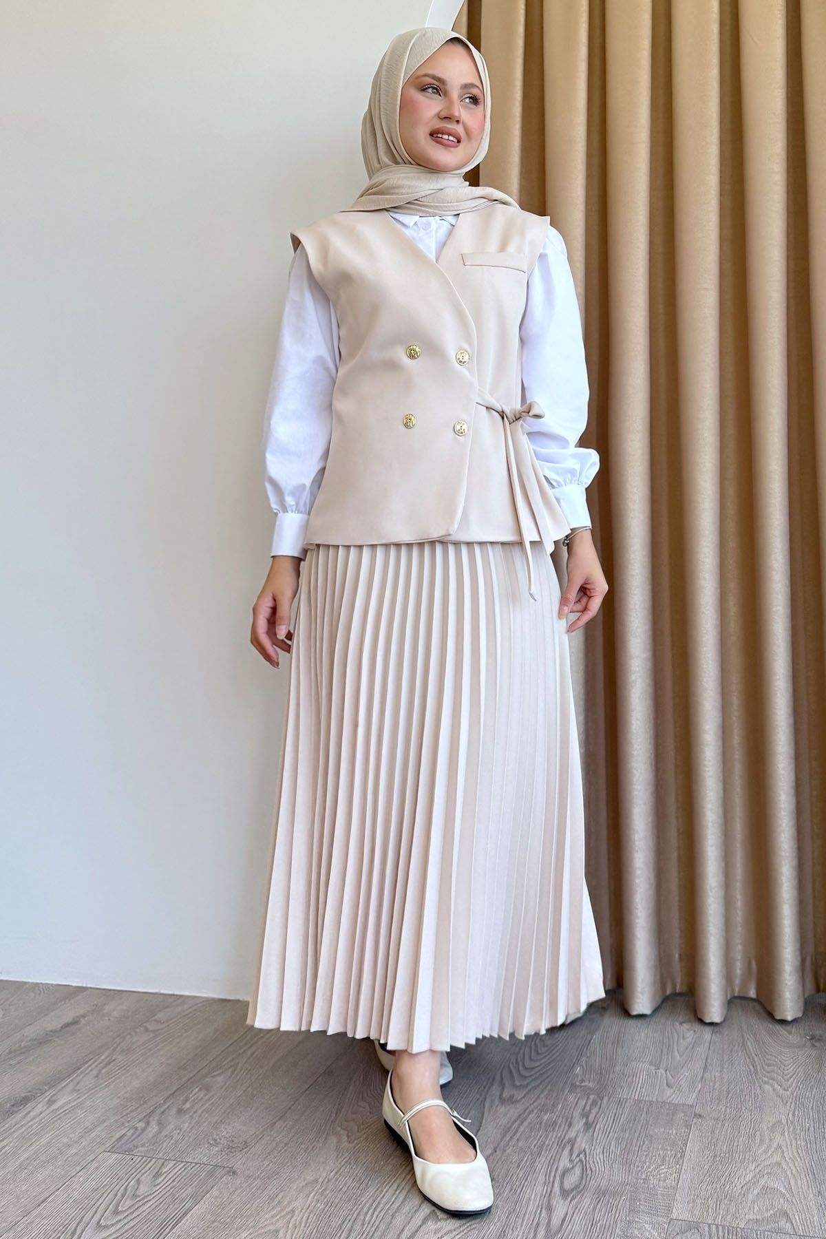 InStyle-Set bej cu vestă și fustă plisată 3