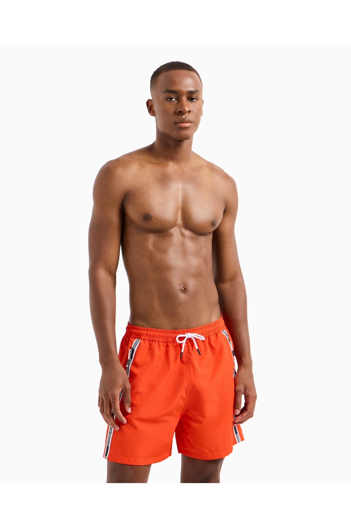 امپوریو آرمانی لباس شنا مردانه کمر معمولی کوتاه با نوار کناری و طرح حروف برند، گره‌ای قرمز، EM001382 AF12333-U502