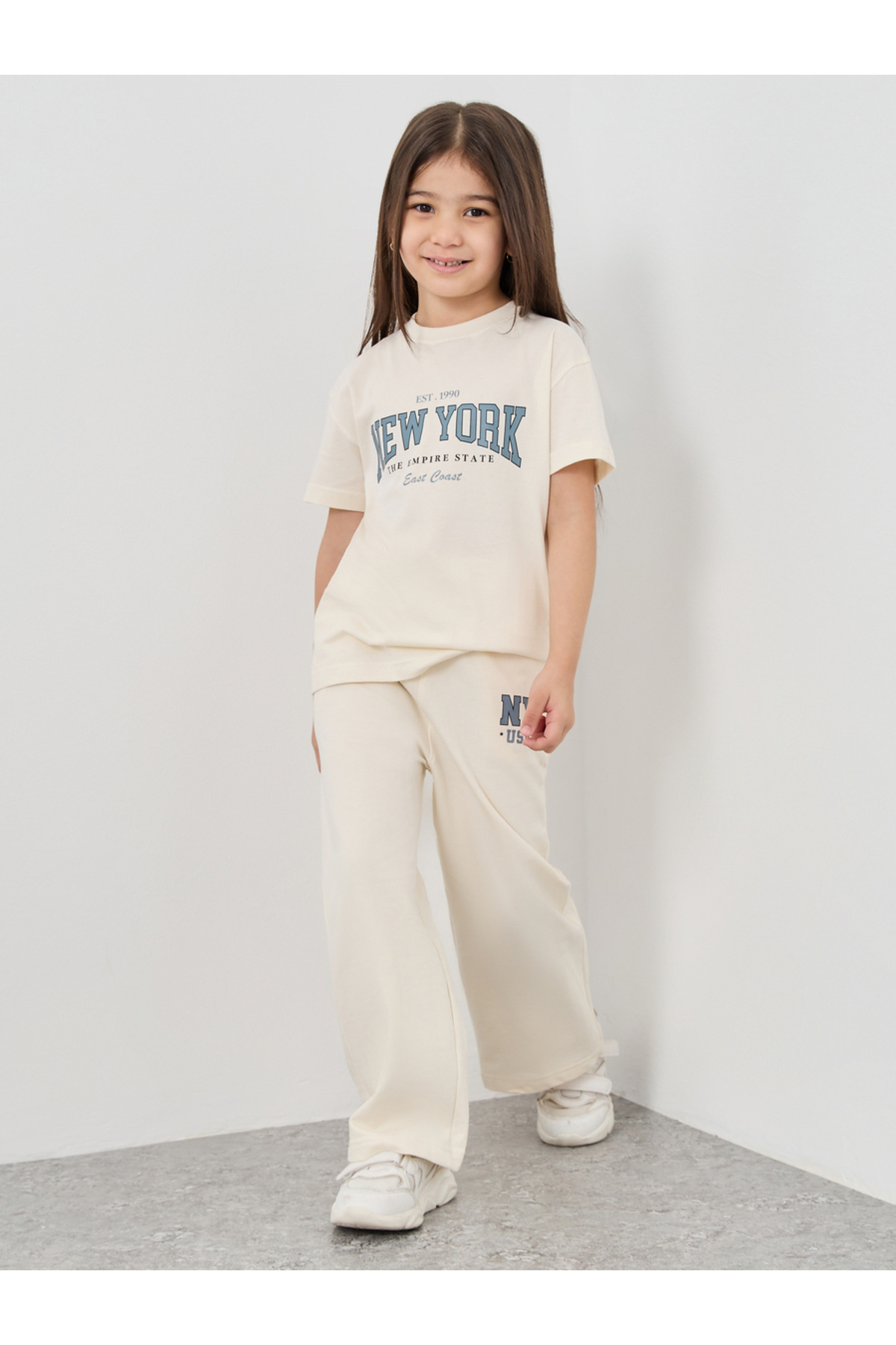 Styli طقم تي شيرت مطبوع عليه شعار وبنطال رياضي واسع الساق