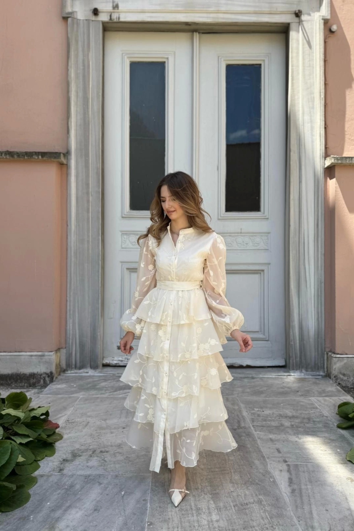 HELİS BUTİK Nakışlı Karolin Kumaş Volanlı Kat Kat Bej Kuşaklı Elbise