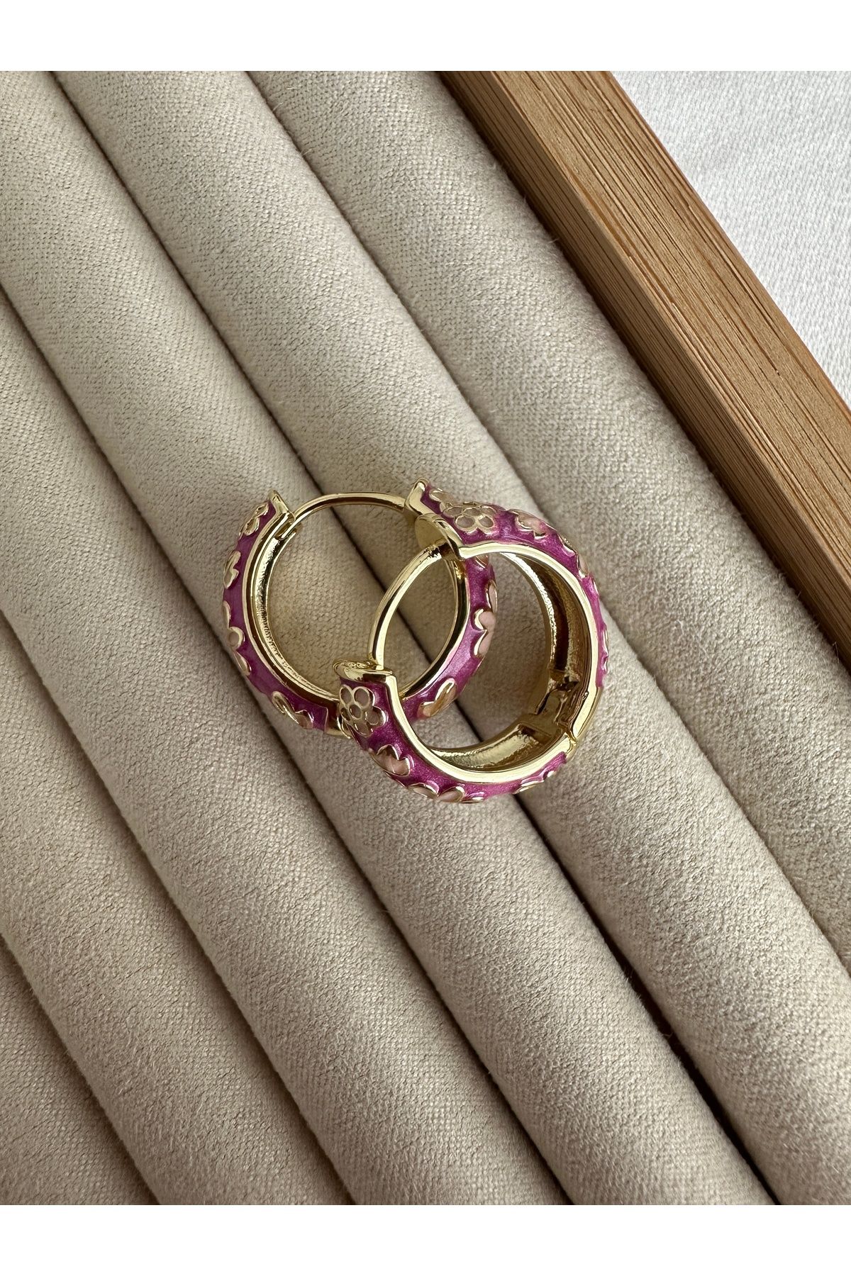ringbox-Flower Patterned Pink Enamel Hoop Earrings 3