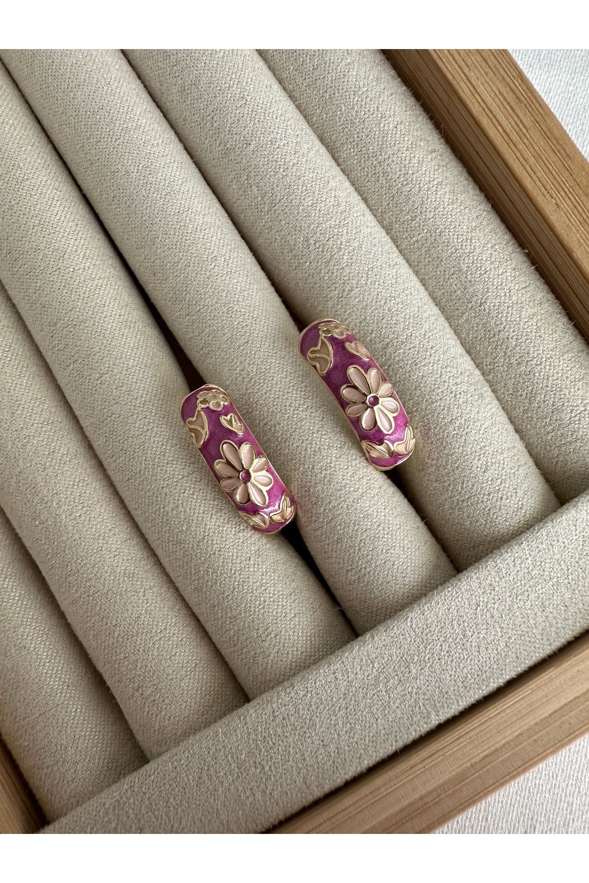 ringbox-Flower Patterned Pink Enamel Hoop Earrings 2