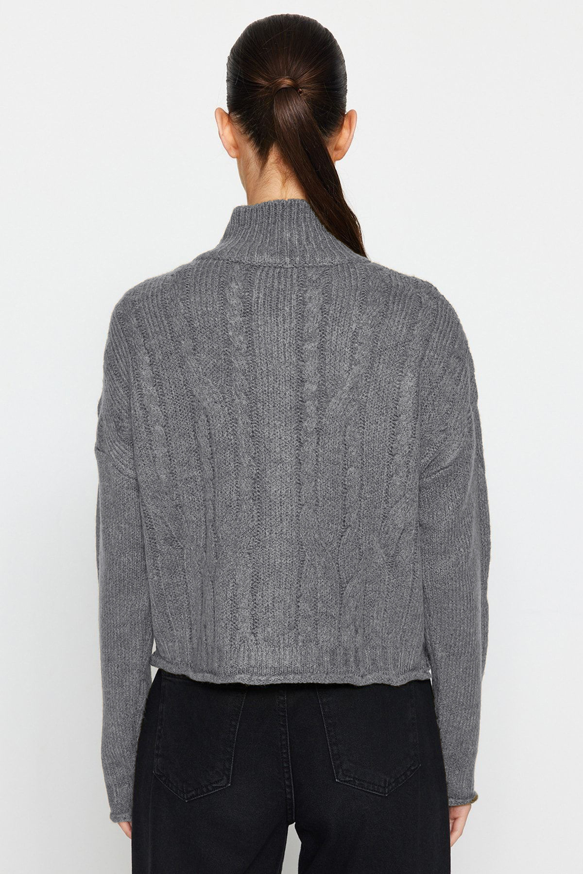 Trendyolmilla  Antrasit Crop Yumuşak Dokulu Fermuarlı Saç Örgülü Triko Hırka TWOAW24HI00202 - Görsel 5