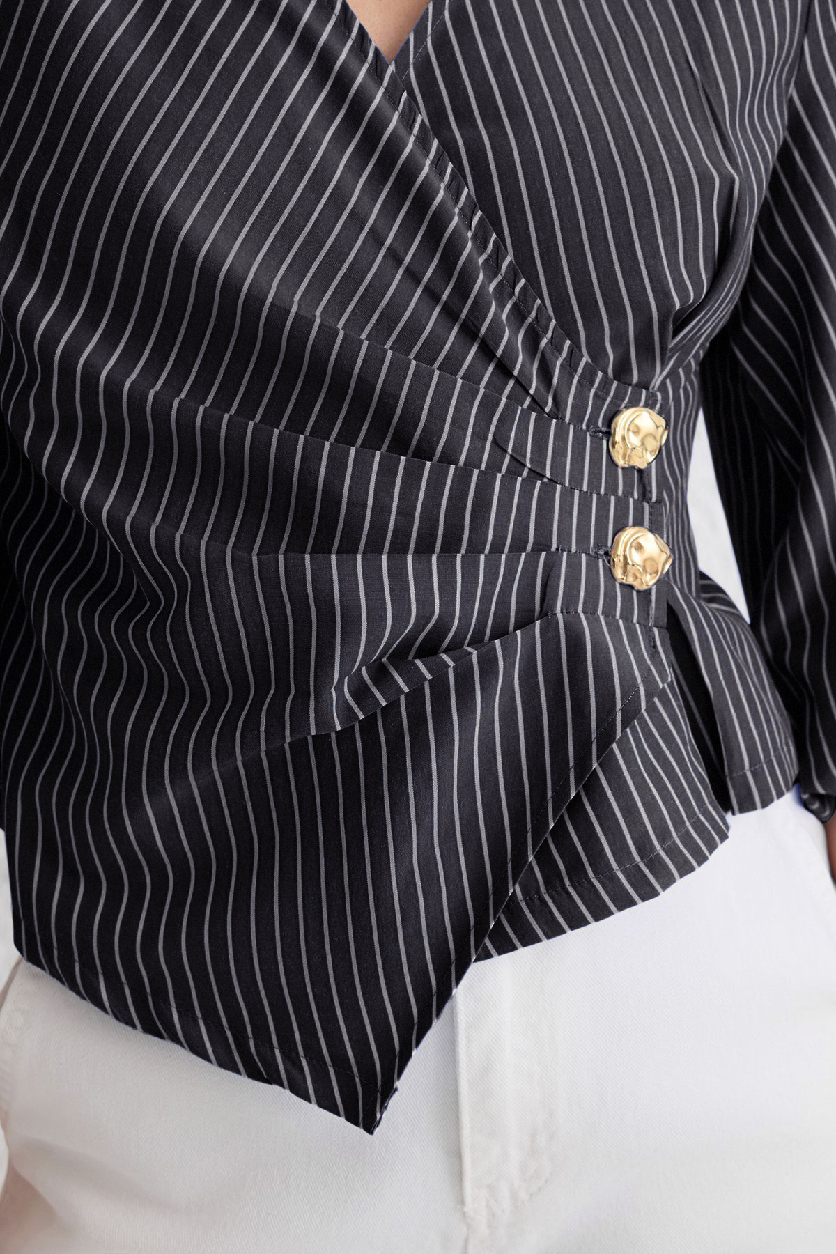 Trendyol Collection Czarna dwurzędowa bluzka w paski z tkaniny TWOSS25BZ00170