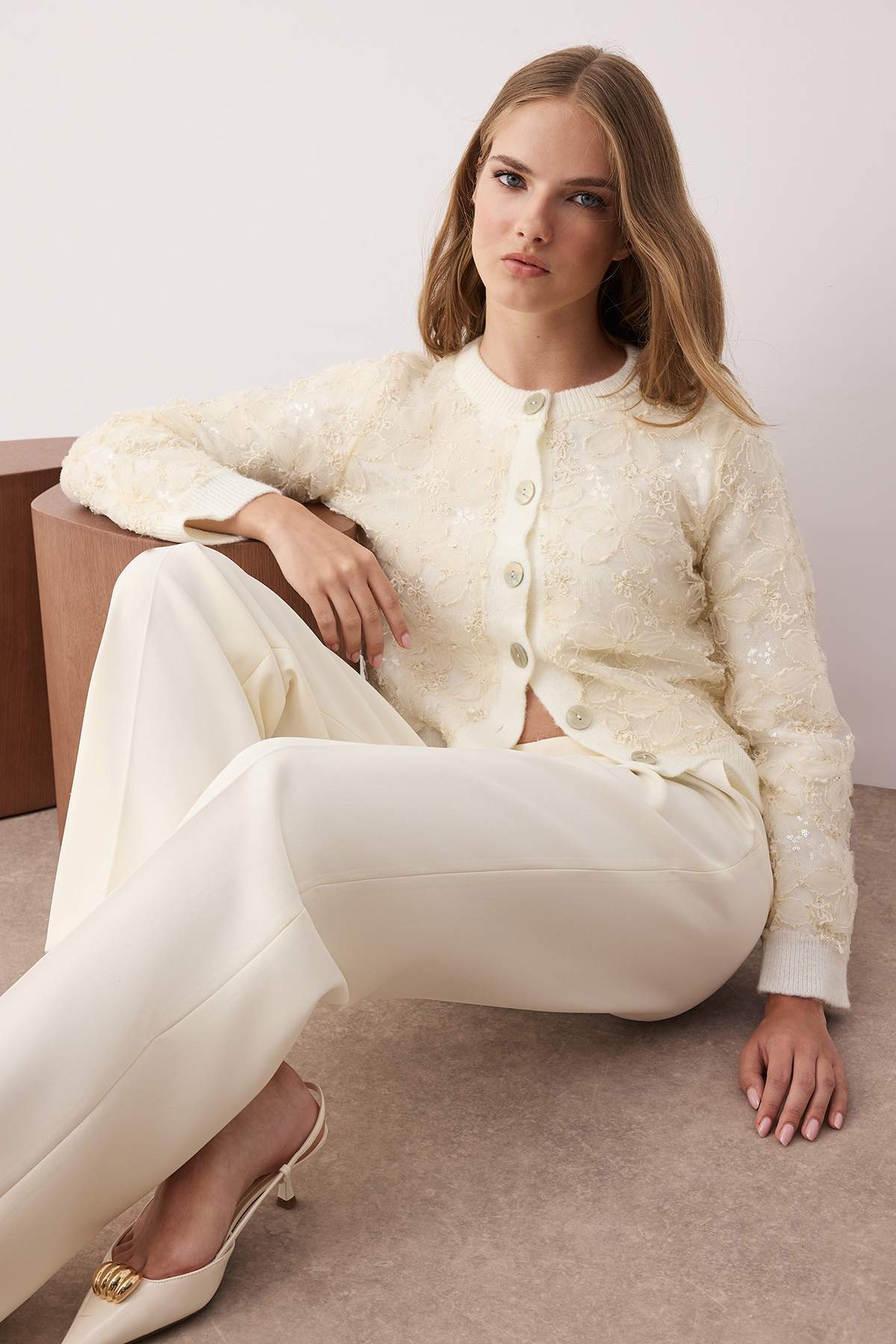 Trendyol Collection Miękki, teksturowany, dzianinowy kardigan z koronkową ozdobą w kolorze ecru TWOAW26HI00024