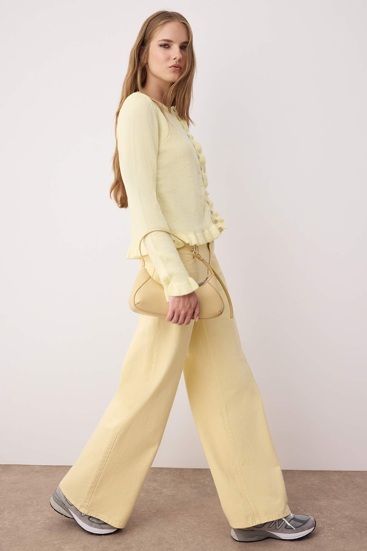 Trendyolmilla  Sarı Düğme Detaylı Yumuşak Dokulu Triko Hırka TWOAW26HI00038 - Görsel 2