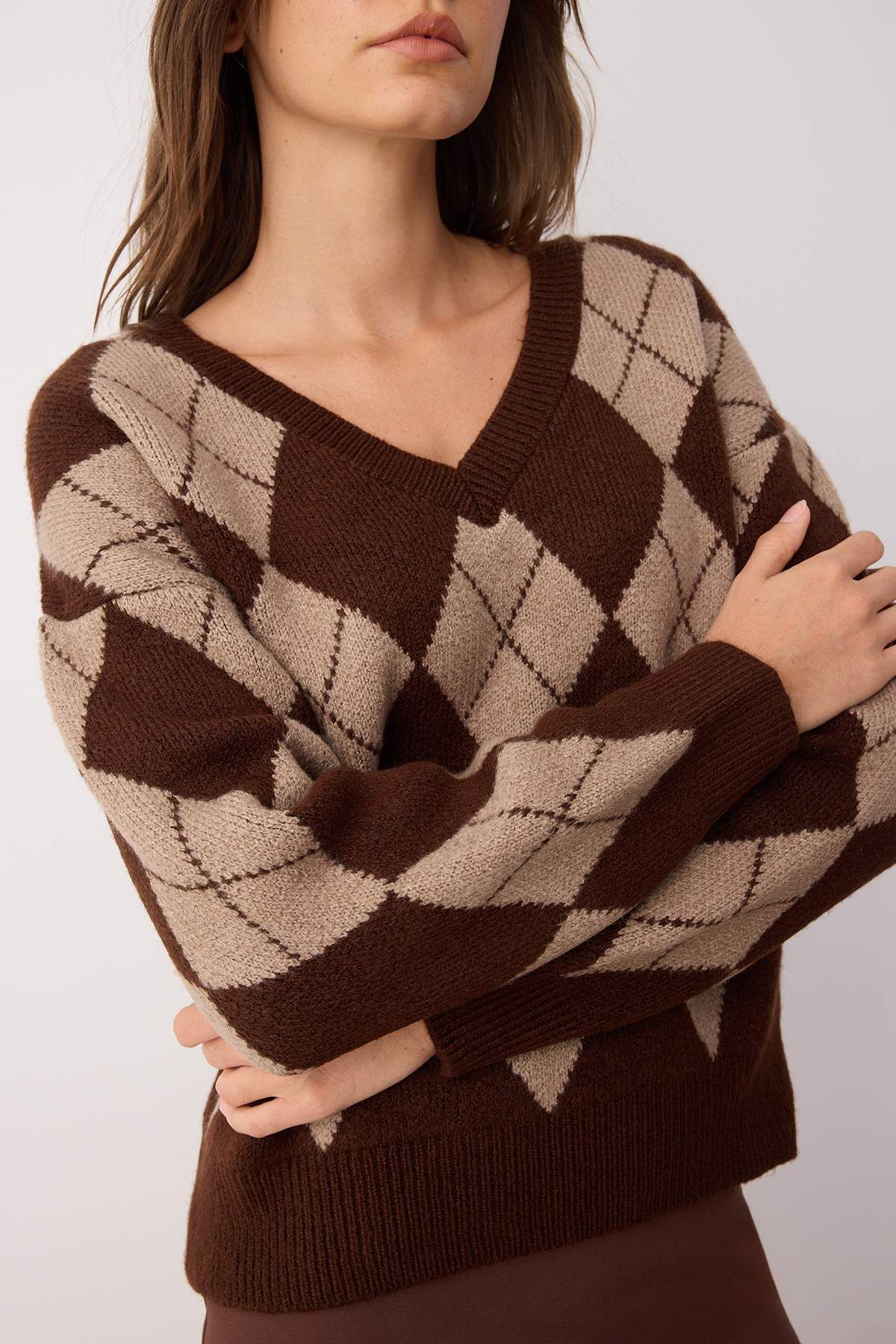 Trendyol Collection-Dunkelbrauner, weicher, strukturierter Baklava-Strickpullover mit V-Ausschnitt TWOAW25KZ00200 3