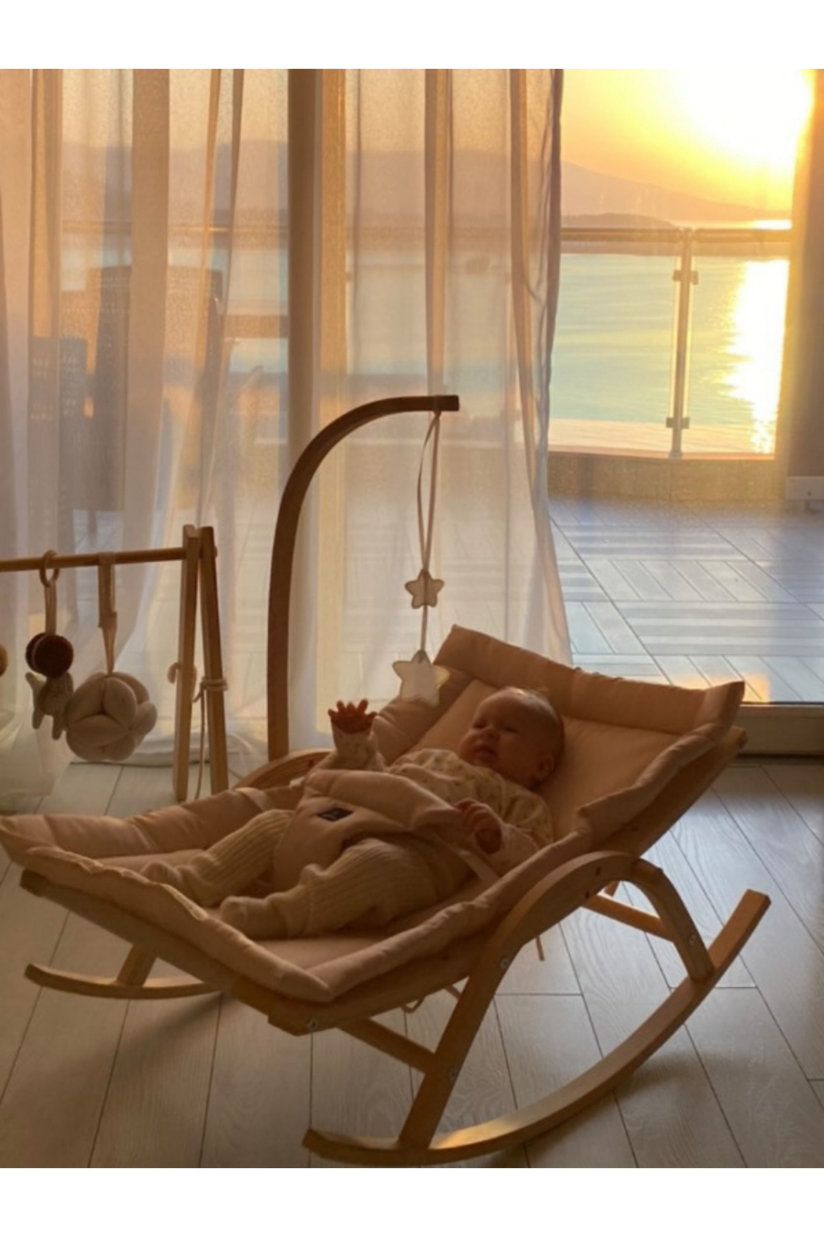 EGEBABY Vernikli Ahşap Hug 2 Kademeli Doğal Sallanan Ana Kucağı Bej fotoğrafı 2 (önizleme)