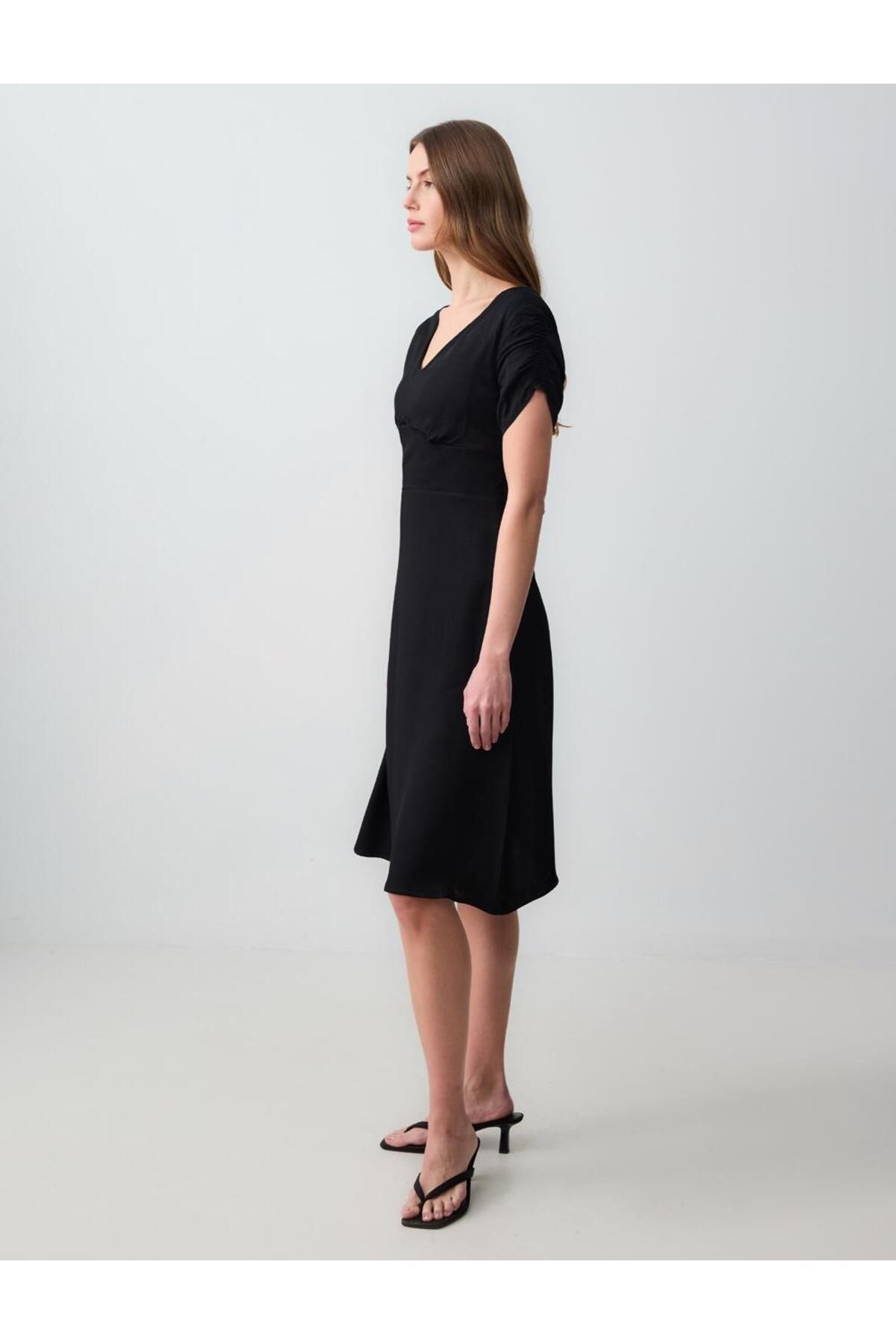 Jimmy Key-Black V-Neck Short Sleeve Midi Knitted Dress 2