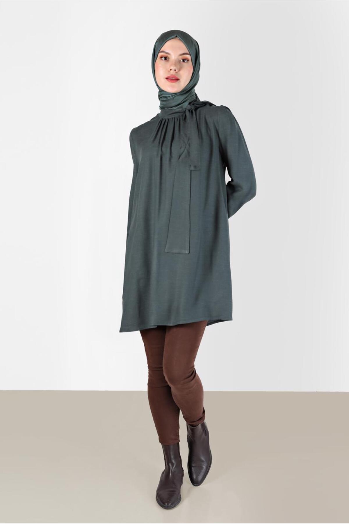 آلوینا تونیک با سرآستینهای گلدوزی شده و پاپیون طرحدار، جزئیات ۴۲۳۷۶ آلوینا تونیک با سرآستینهای گلدوزی شده و پاپیون طرحدار، جزئیات ۴۲۳۷۶