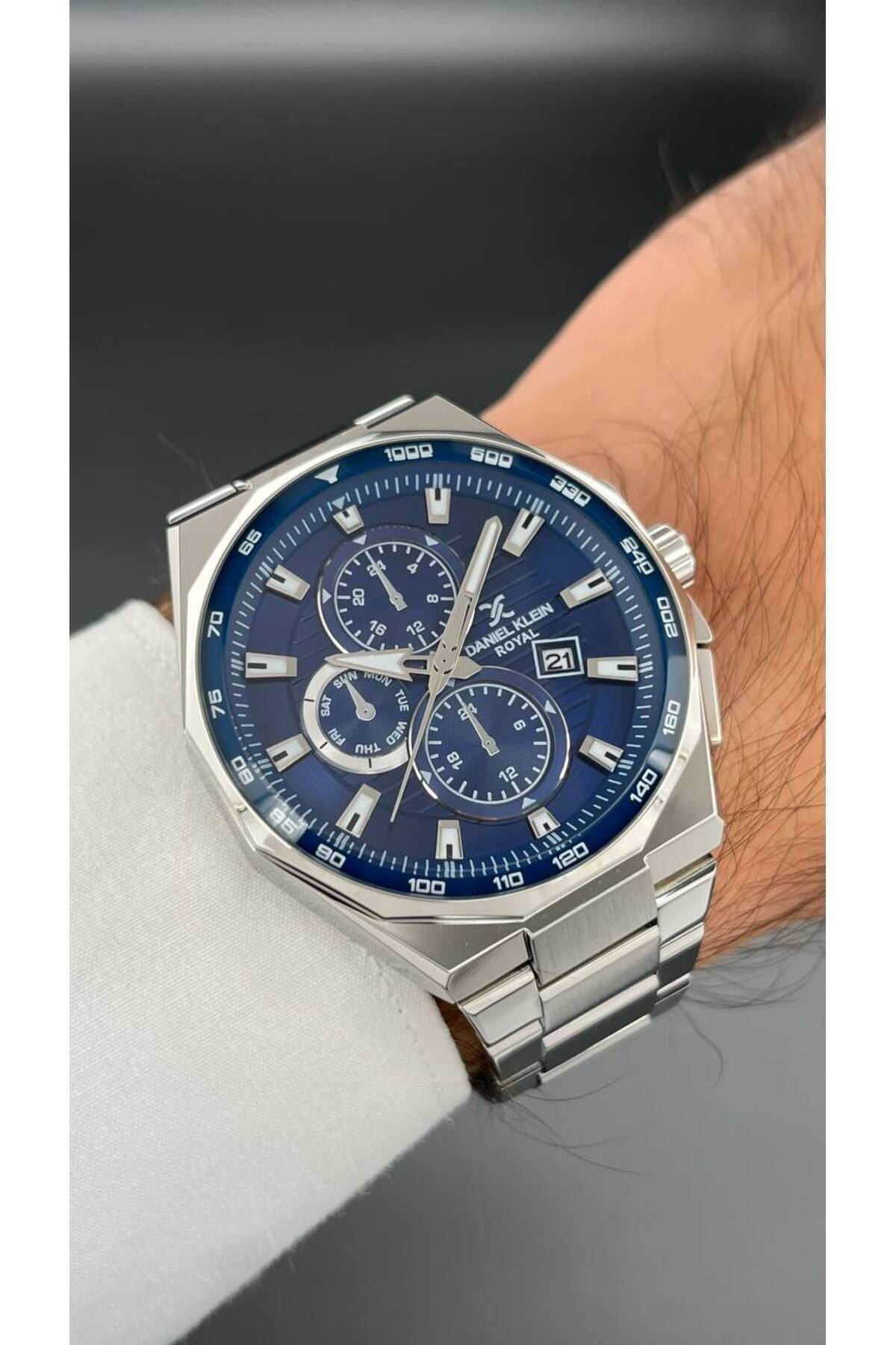 ساعت مچی مردانه نقره‌ای آبی با بند فولادی و مقاومت در برابر آب تا ۳ اتمسفر