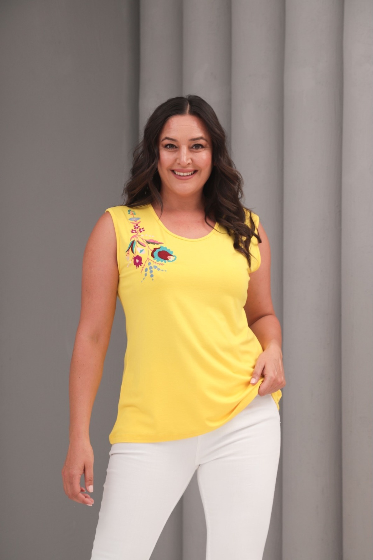 Kadın Viskon Sıfır Kol Nakışlı Bluz