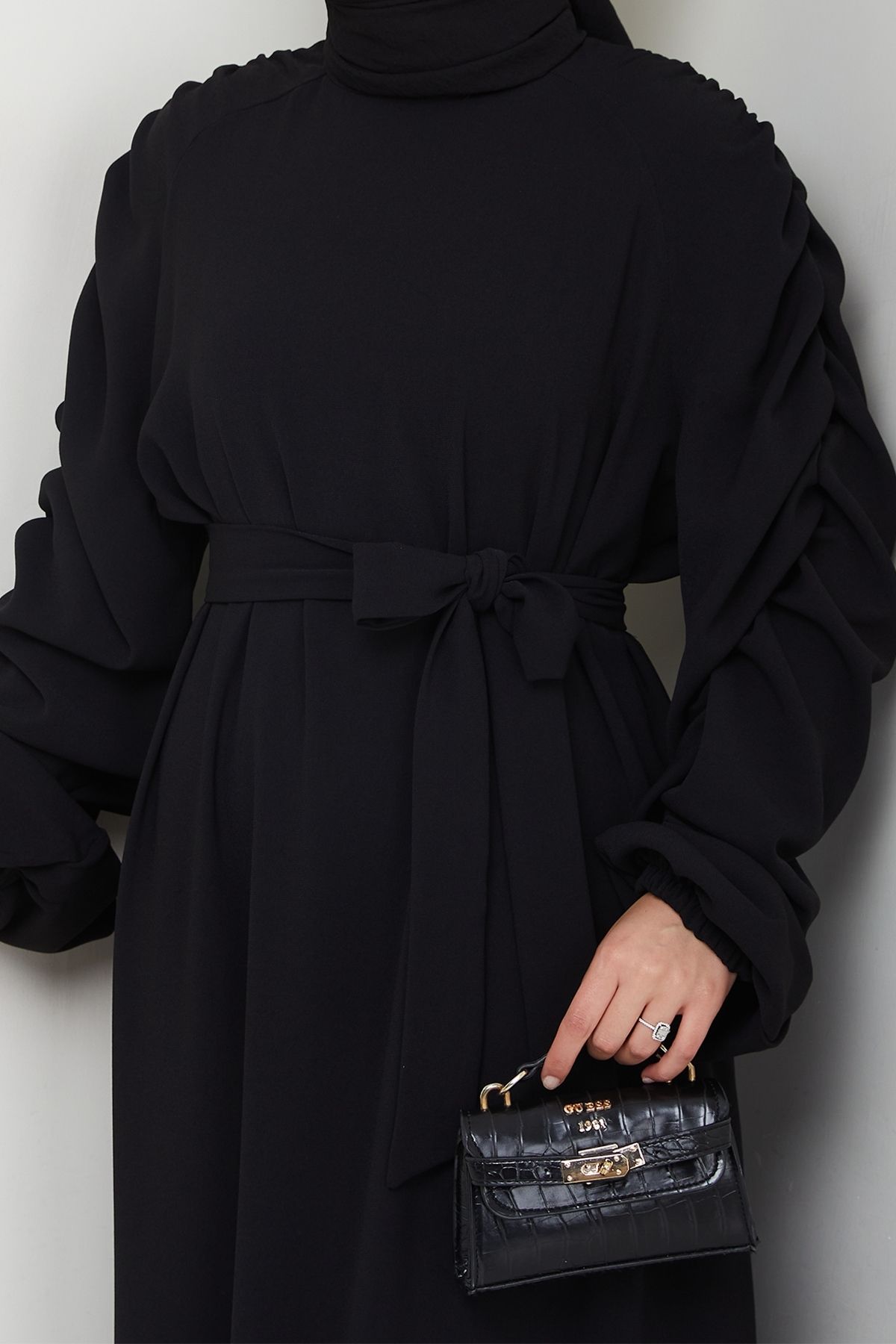 InStyle-Rochie neagră elastică creponată 5