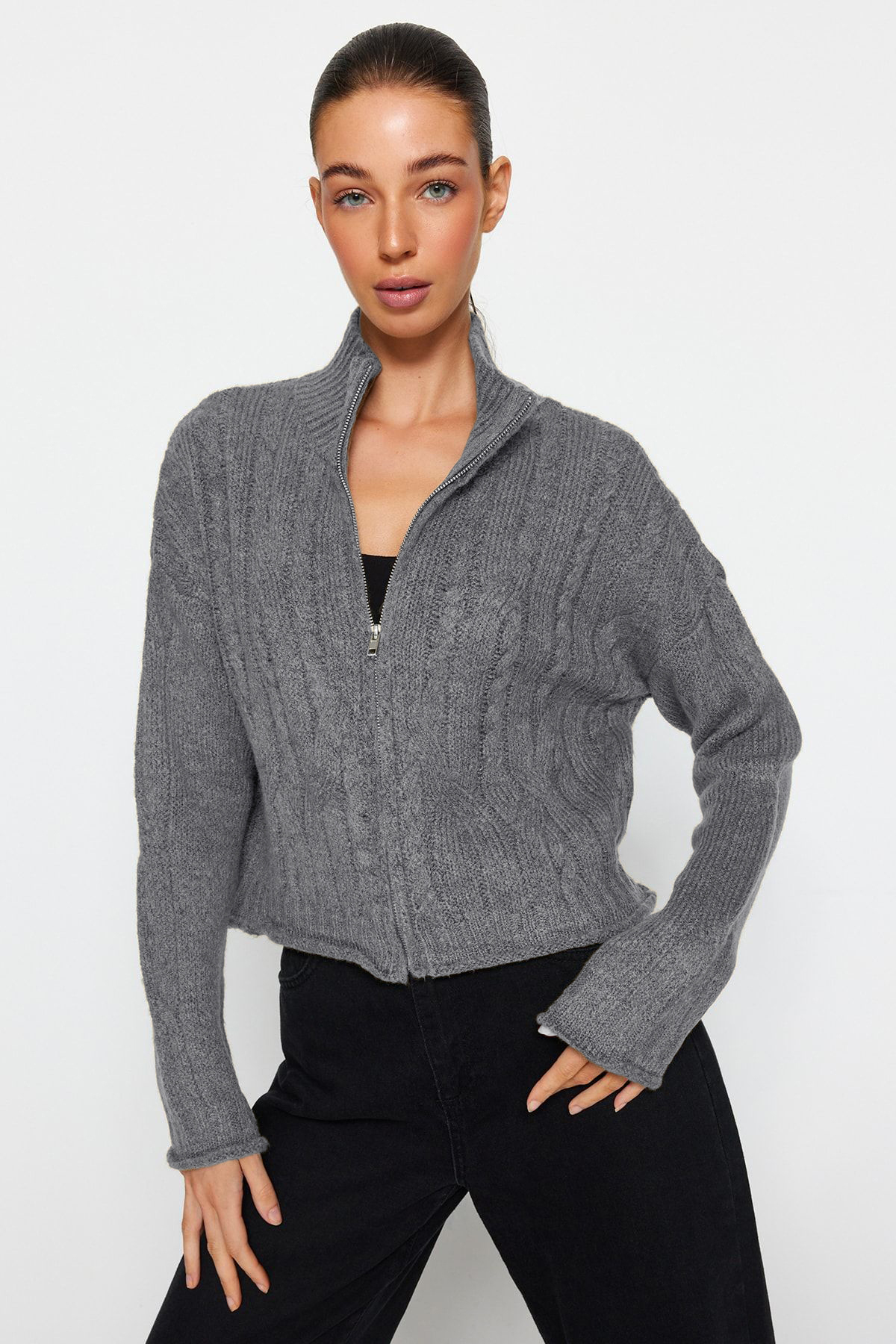 Trendyolmilla  Antrasit Crop Yumuşak Dokulu Fermuarlı Saç Örgülü Triko Hırka TWOAW24HI00202 - Görsel 2