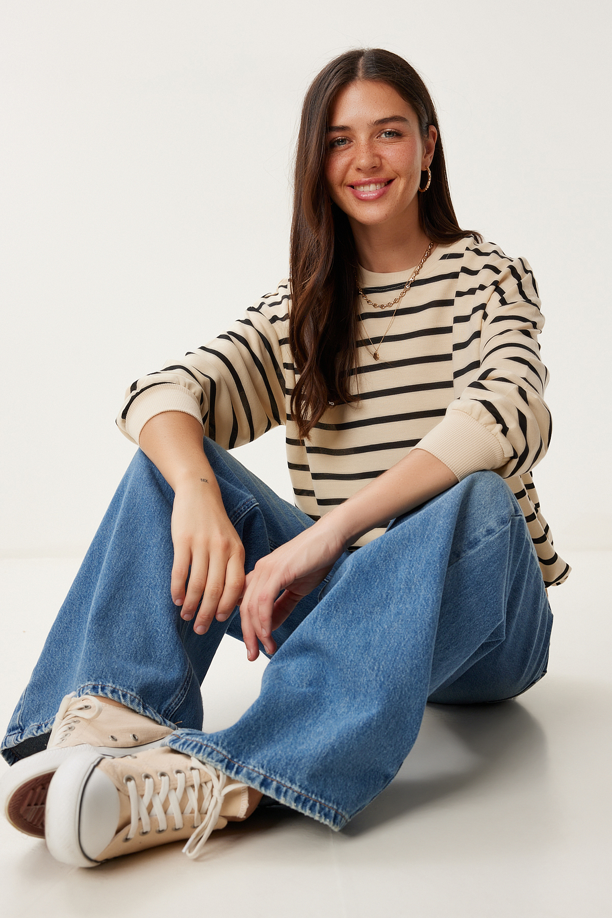 Happiness İstanbul Kadın Krem Siyah Çizgili Oversize Örme Sweatshirt ZV00339